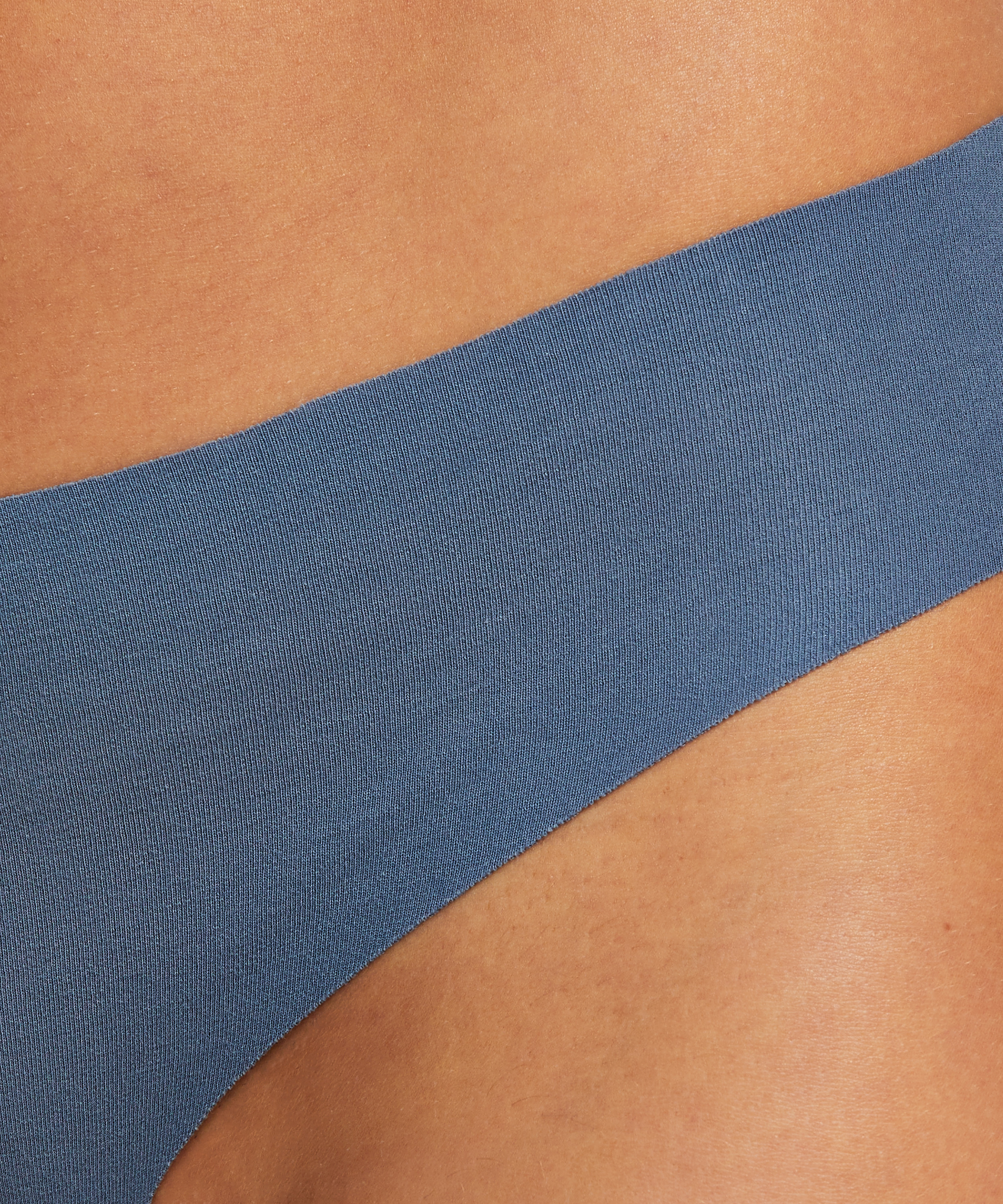 Slip brésilien invisible en coton, Bleu, main