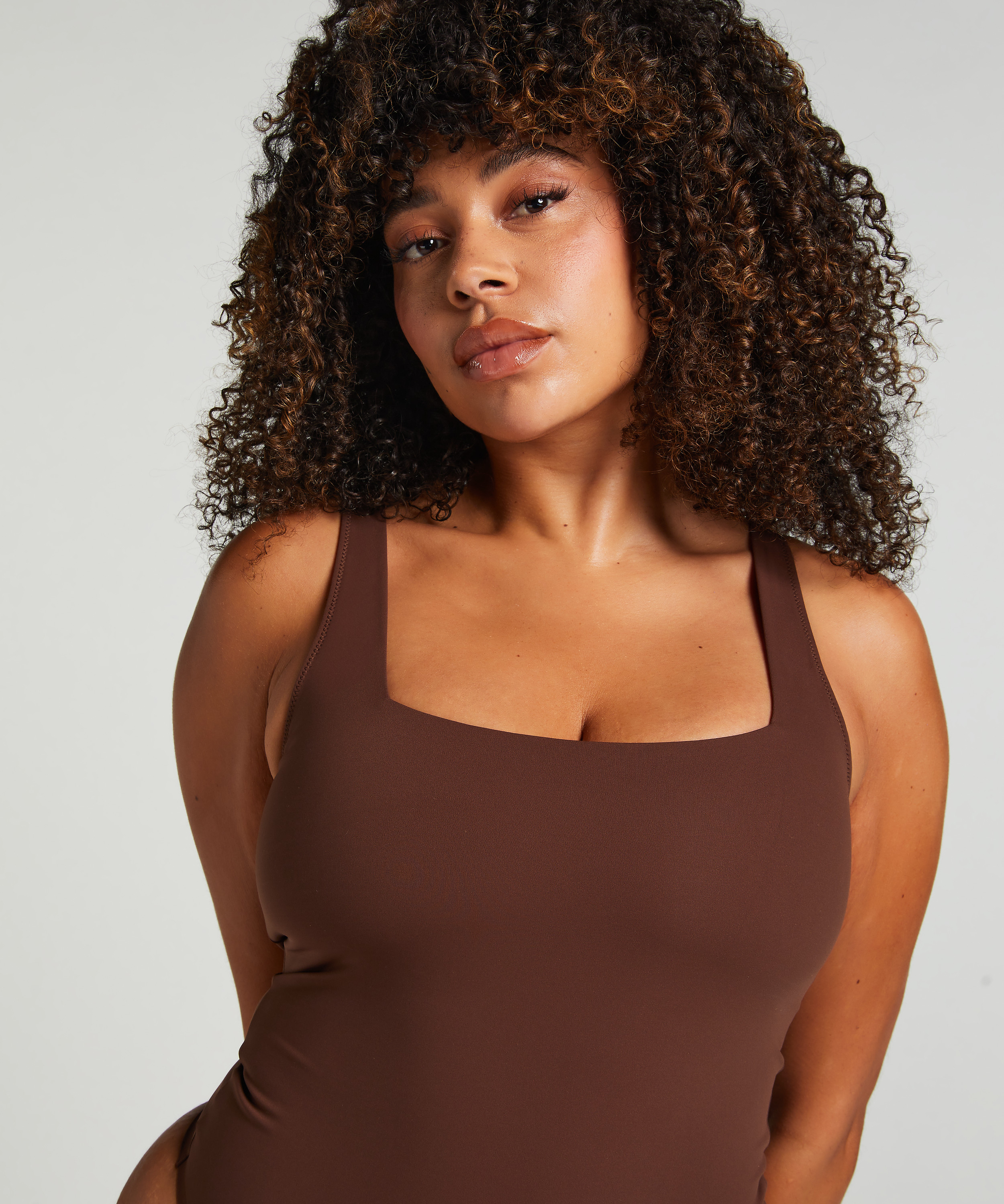 Smooth body, Marron, main