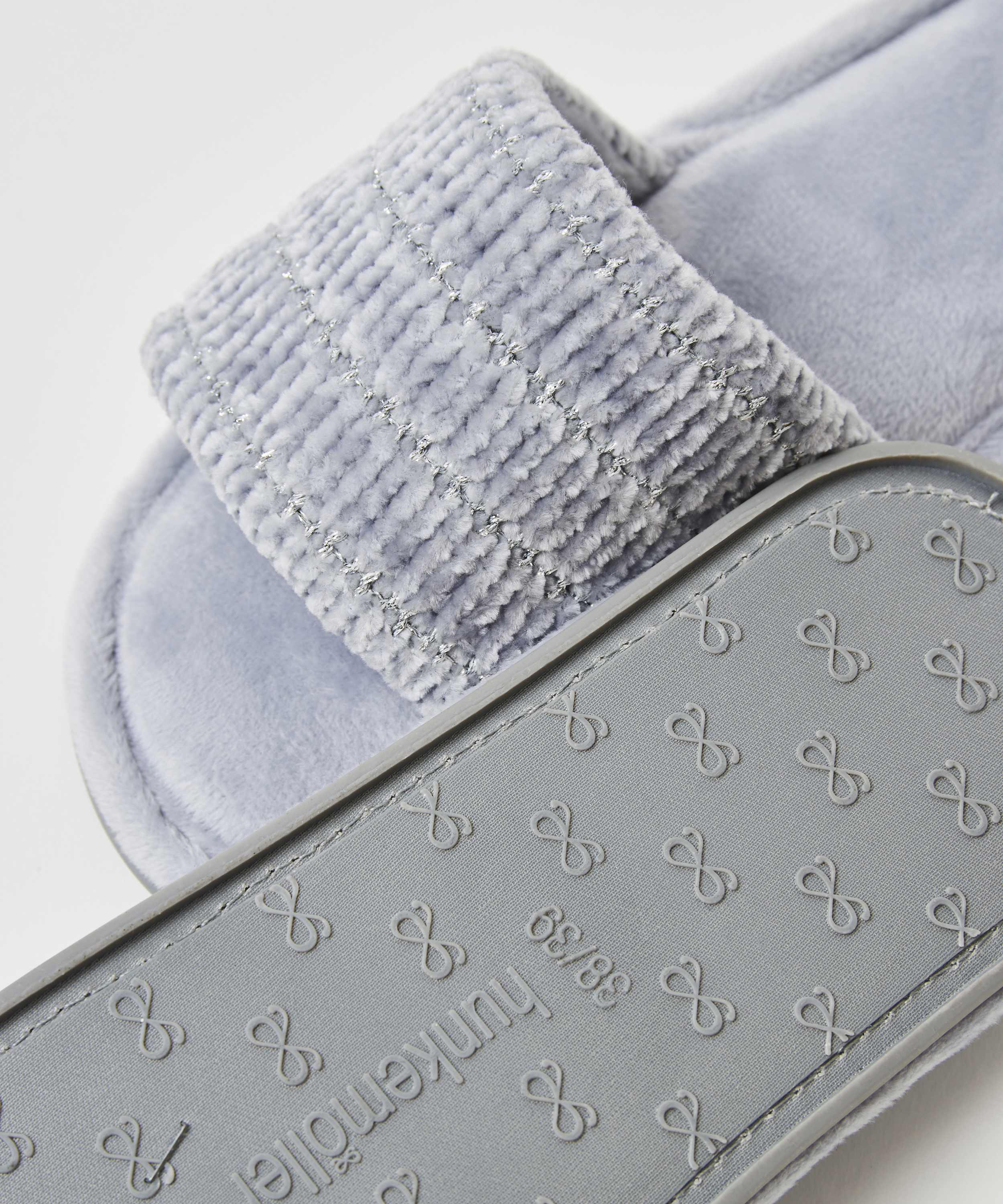 Tongs pour femmes, Gris, main