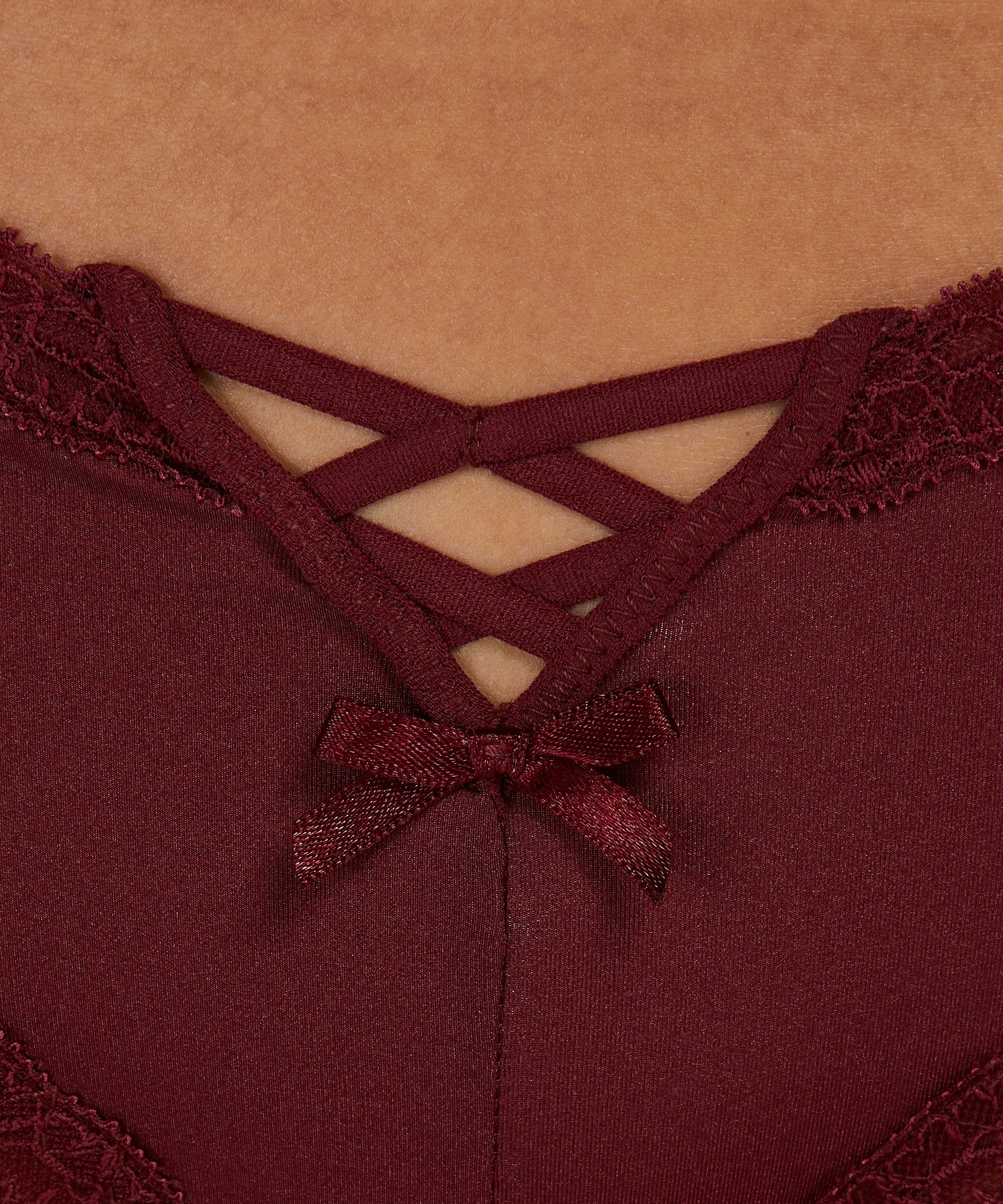 Slip brésilien en forme de V Vixen, Rouge, main