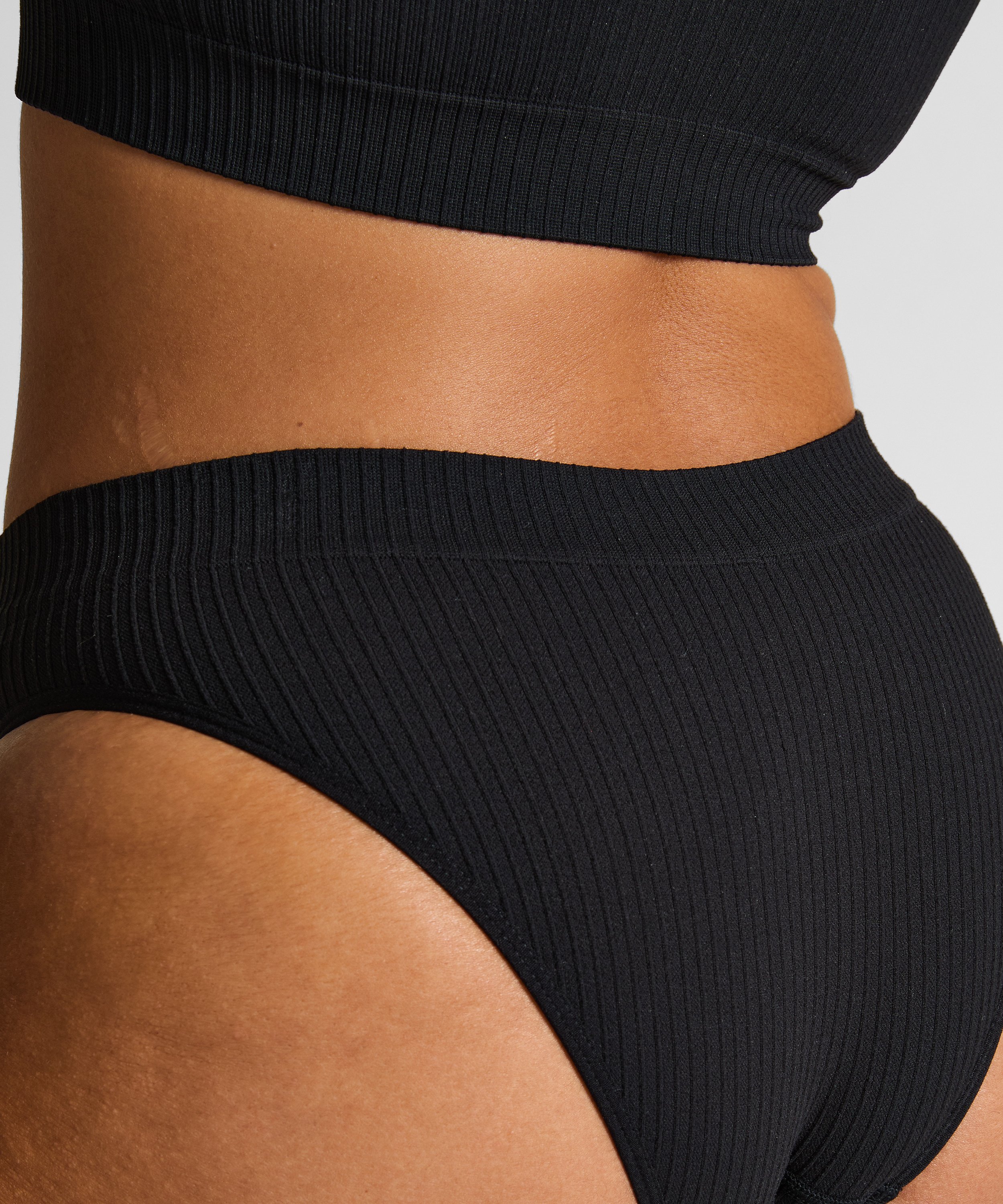 Slip brésilien Dianne, Noir, main