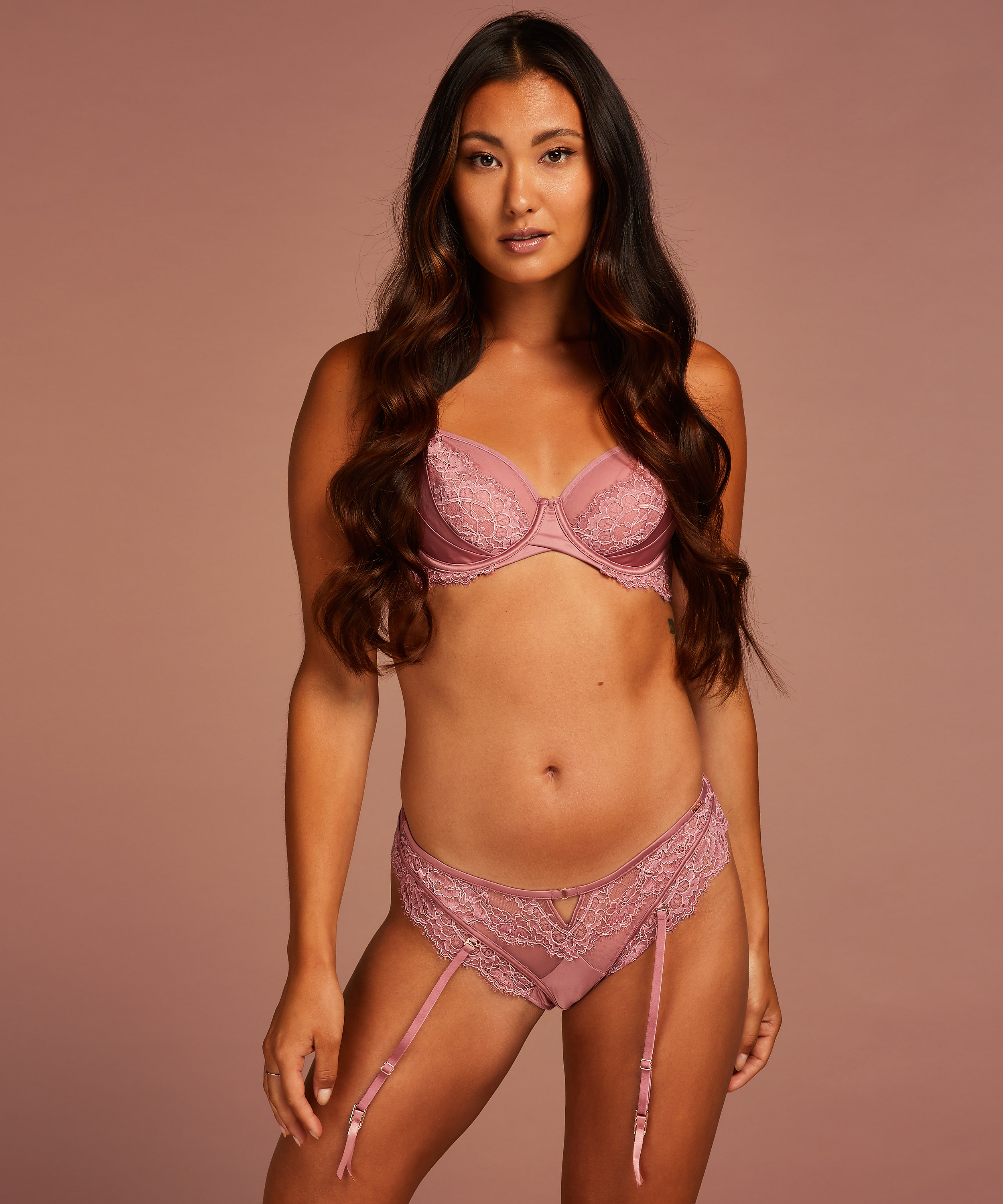 Slip br&eacute;silien taille haute Cecile, Rose, main