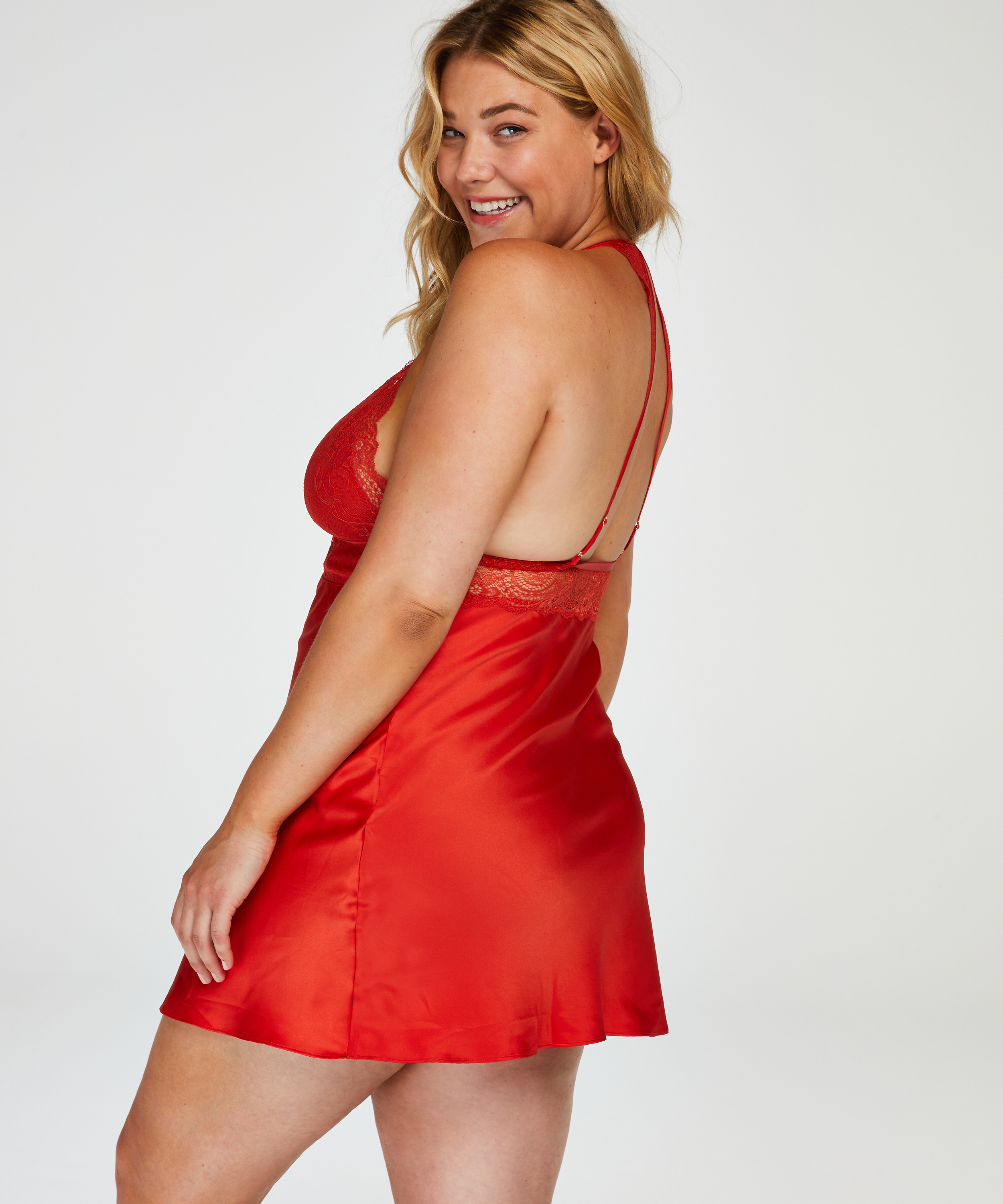 Nuisette en dentelle satinée, Rouge, main