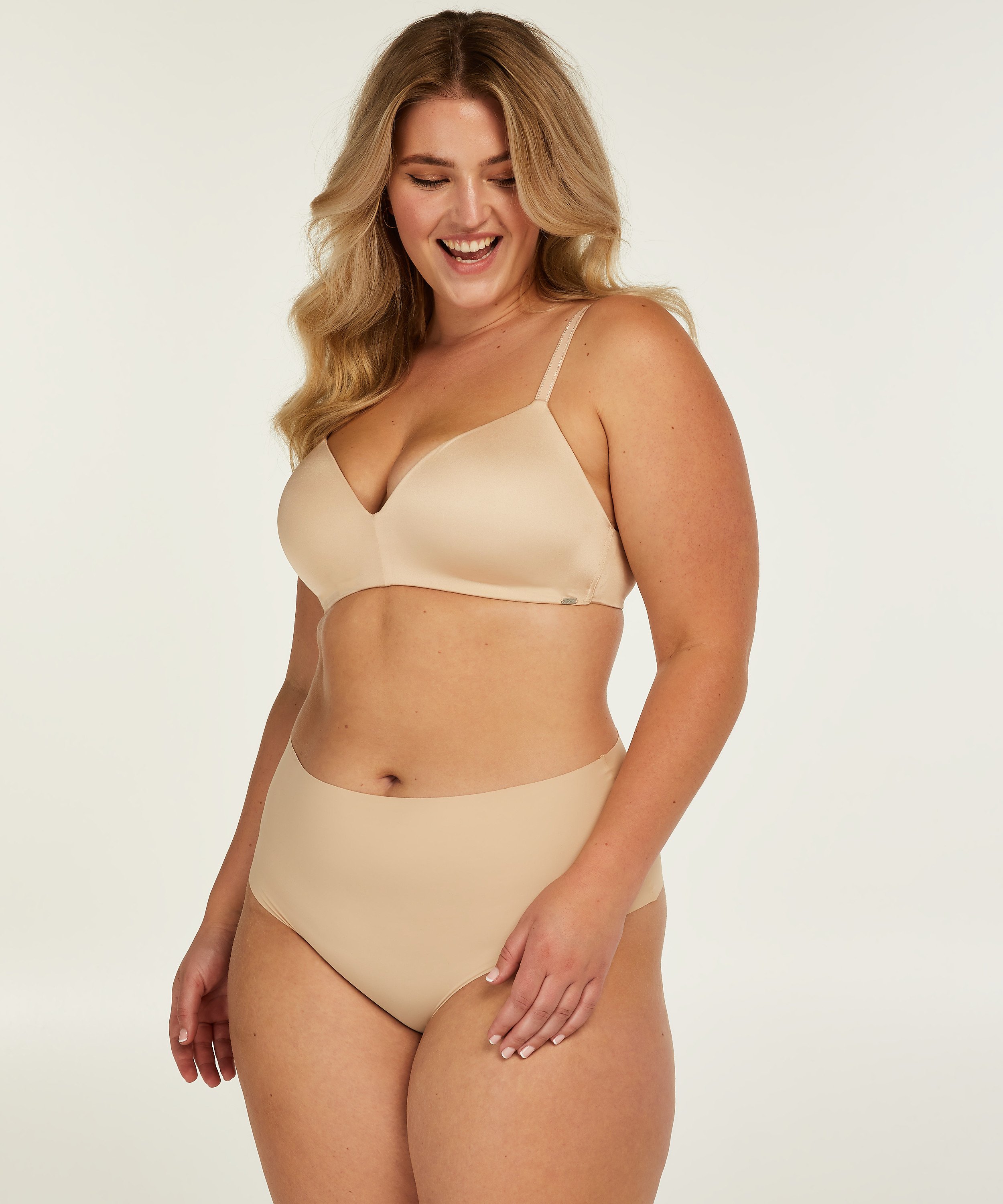 Slip brésilien taille haute Invisible, Beige, main