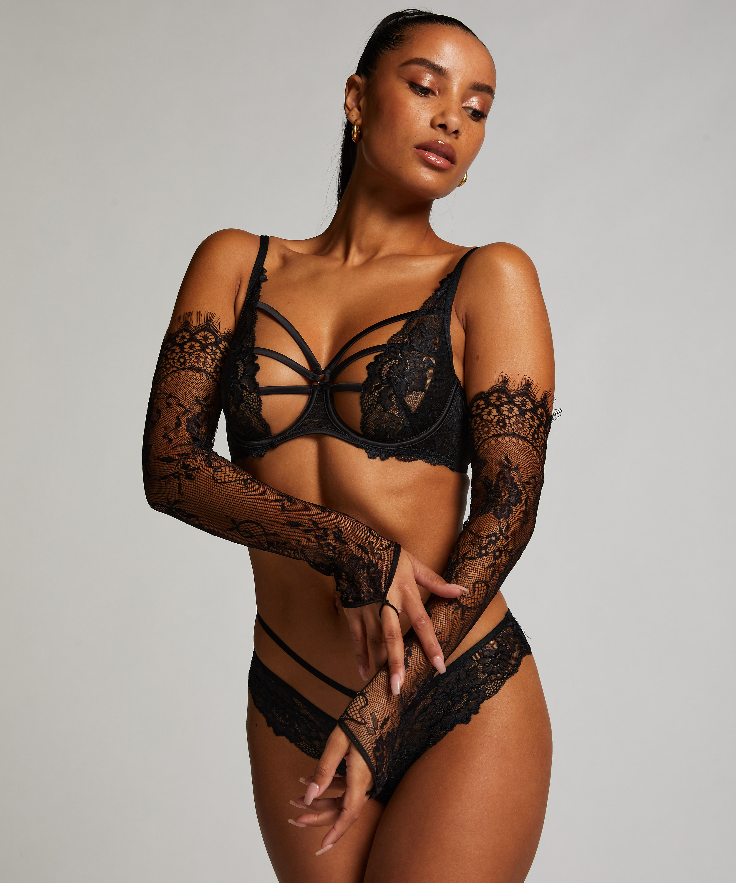 Gants en dentelle, Noir, main