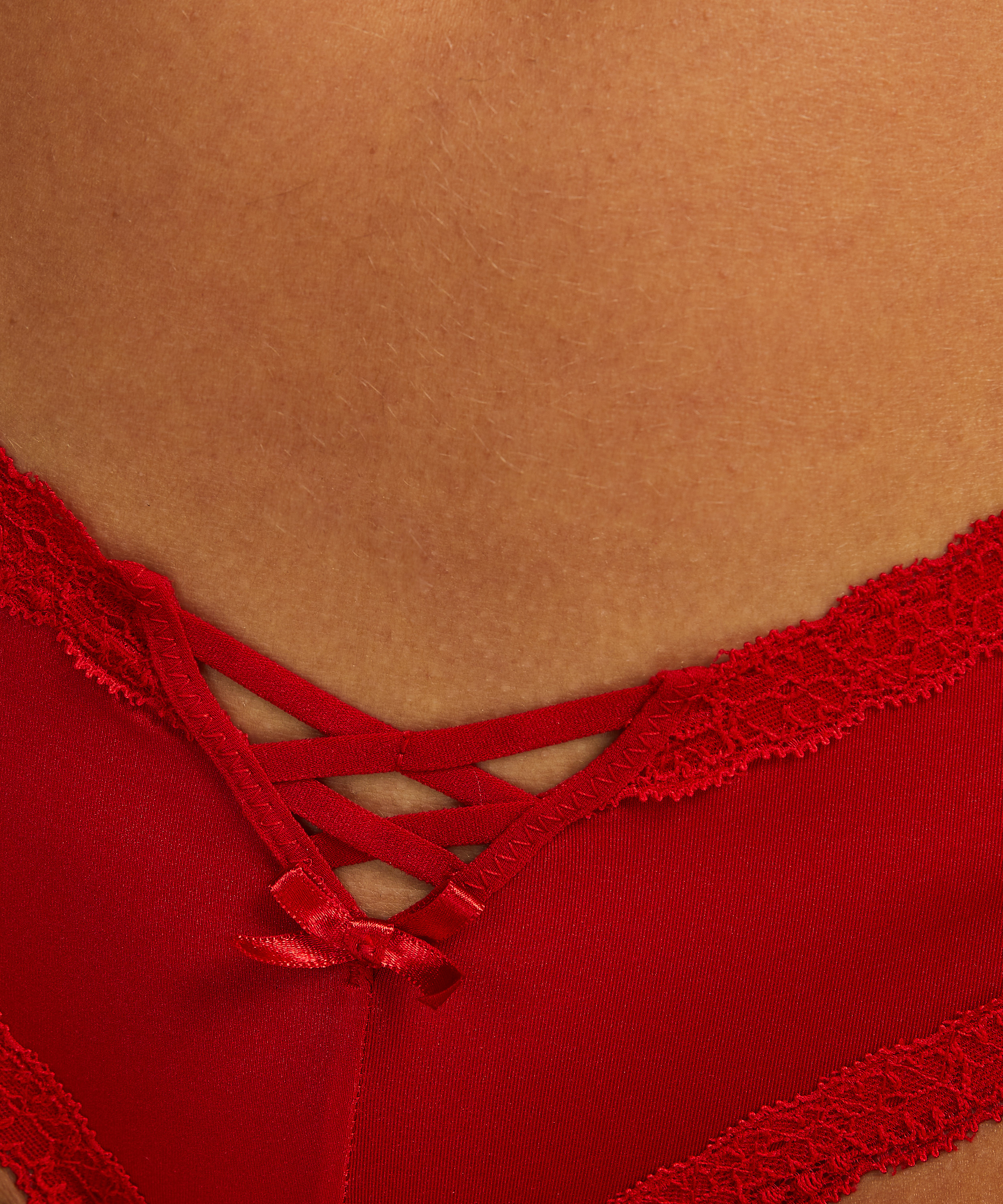 Slip brésilien v-shape Vixon, Rouge, main