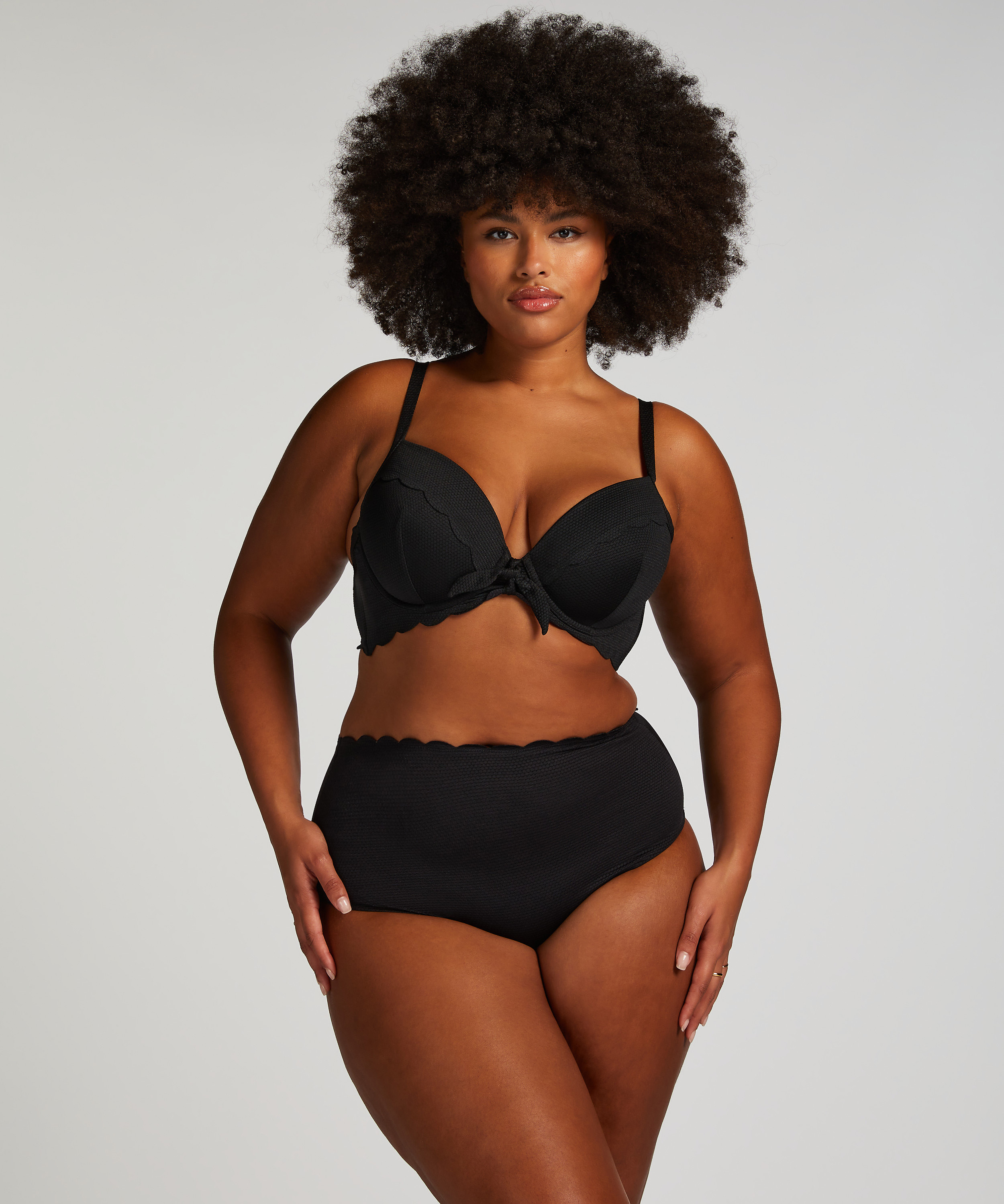 Haut de bikini préformé à armatures Scallop, Noir, main