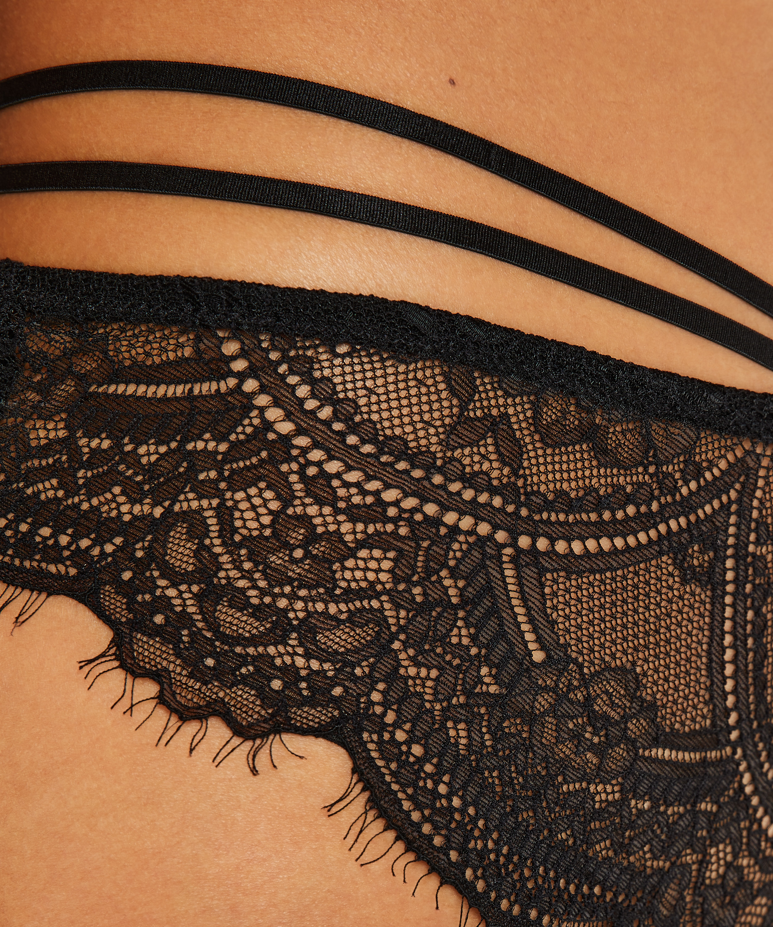 Slip brésilien échancré Sian, Noir, main