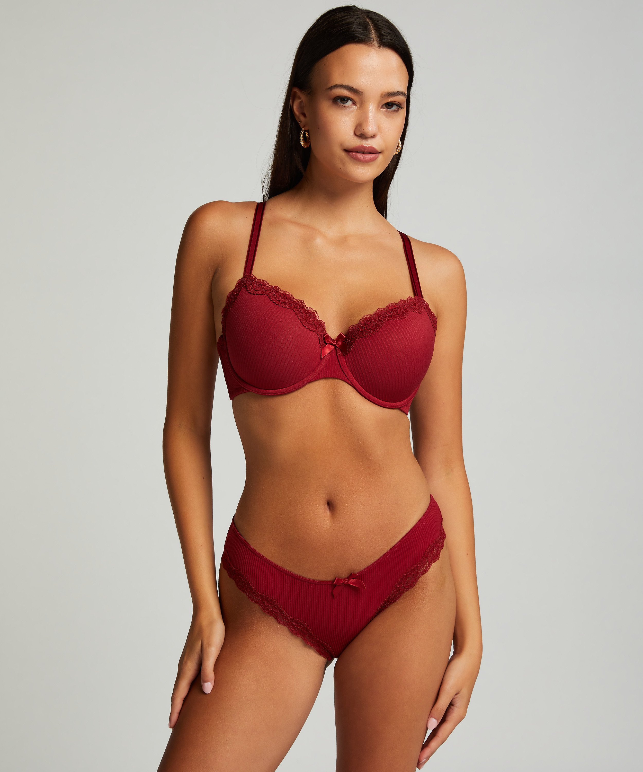 Slip br&eacute;silien Lola, Rouge, main