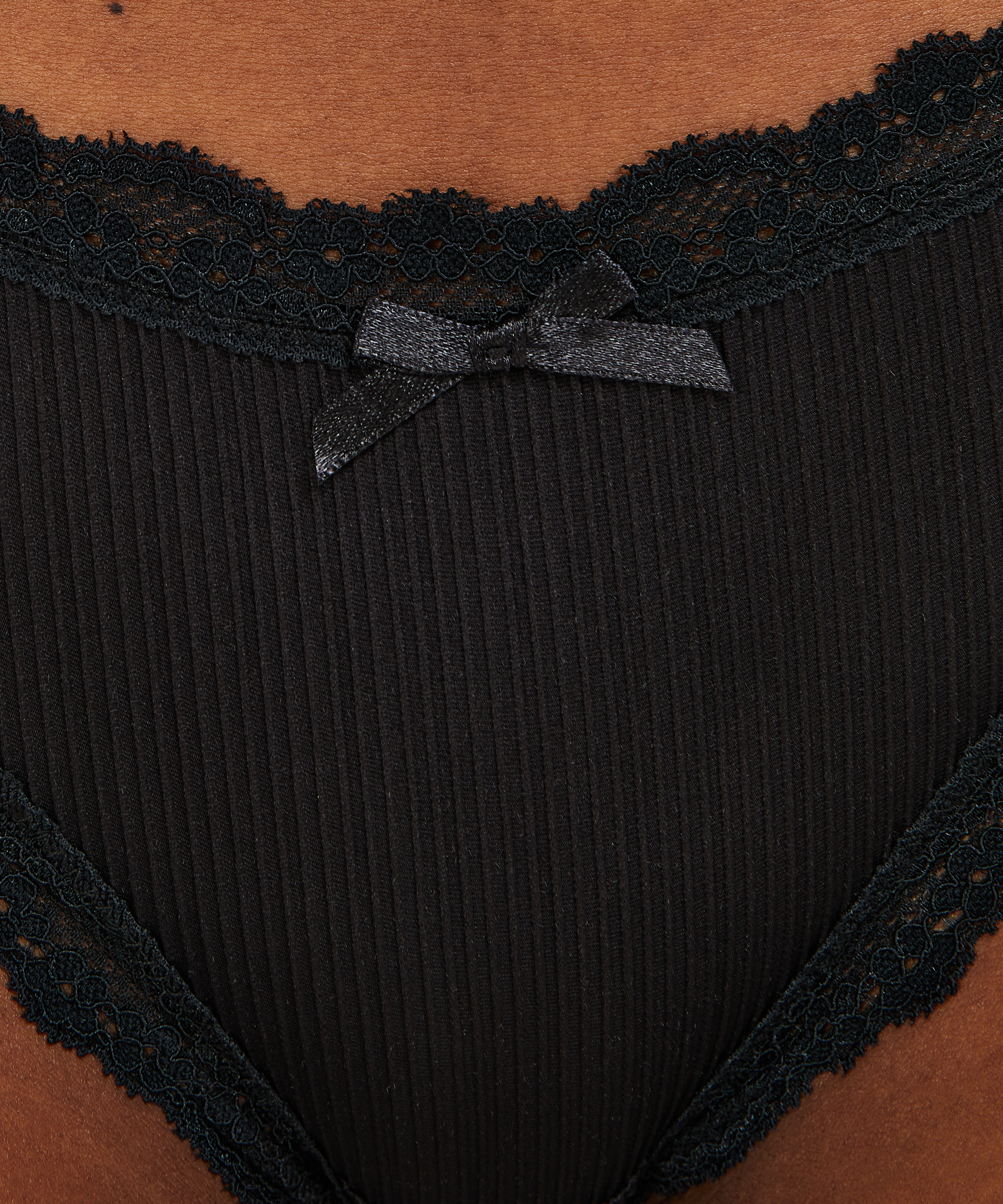 Slip brésilien Jessica, Noir, main