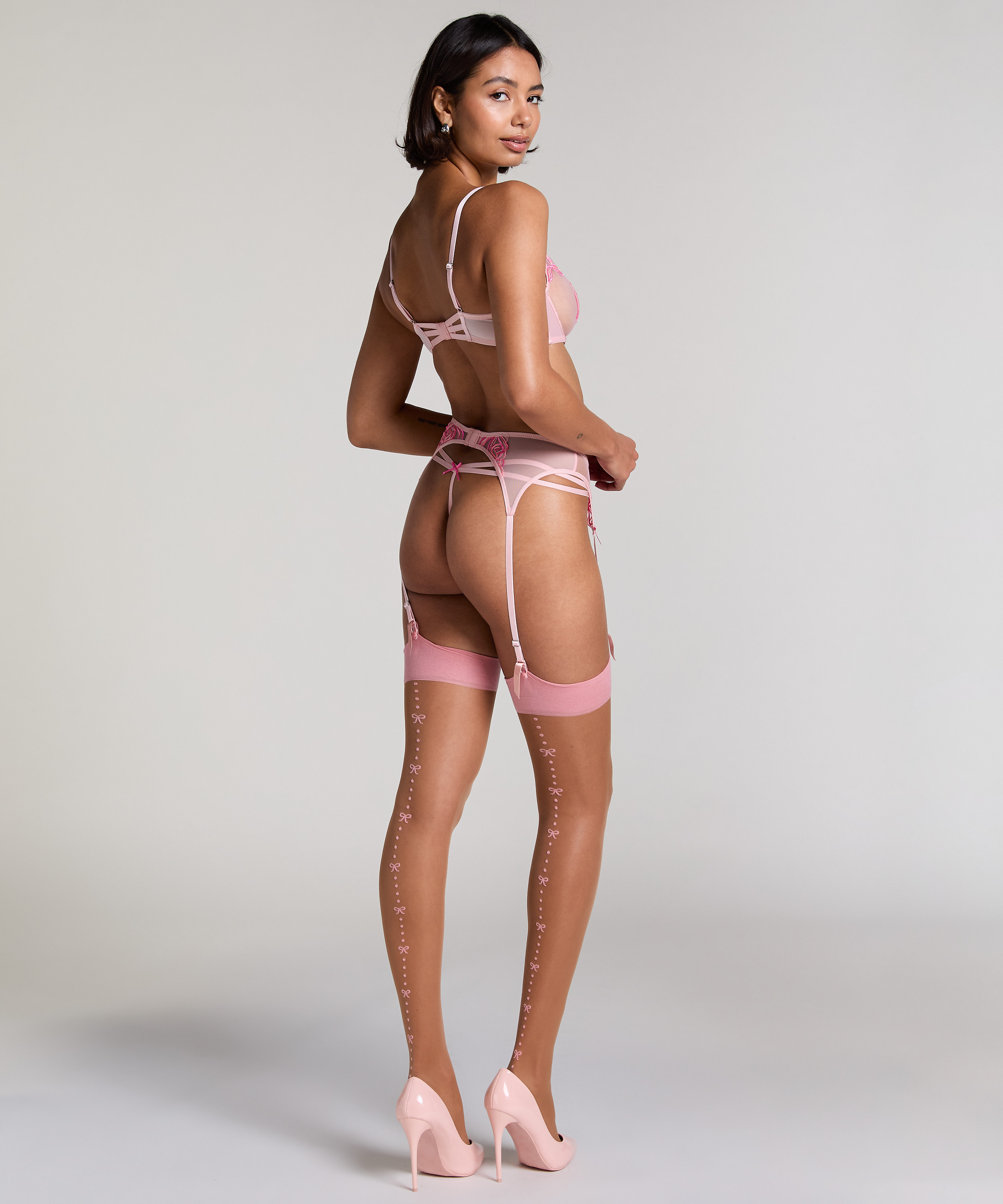 Bas Beau, Rose, main