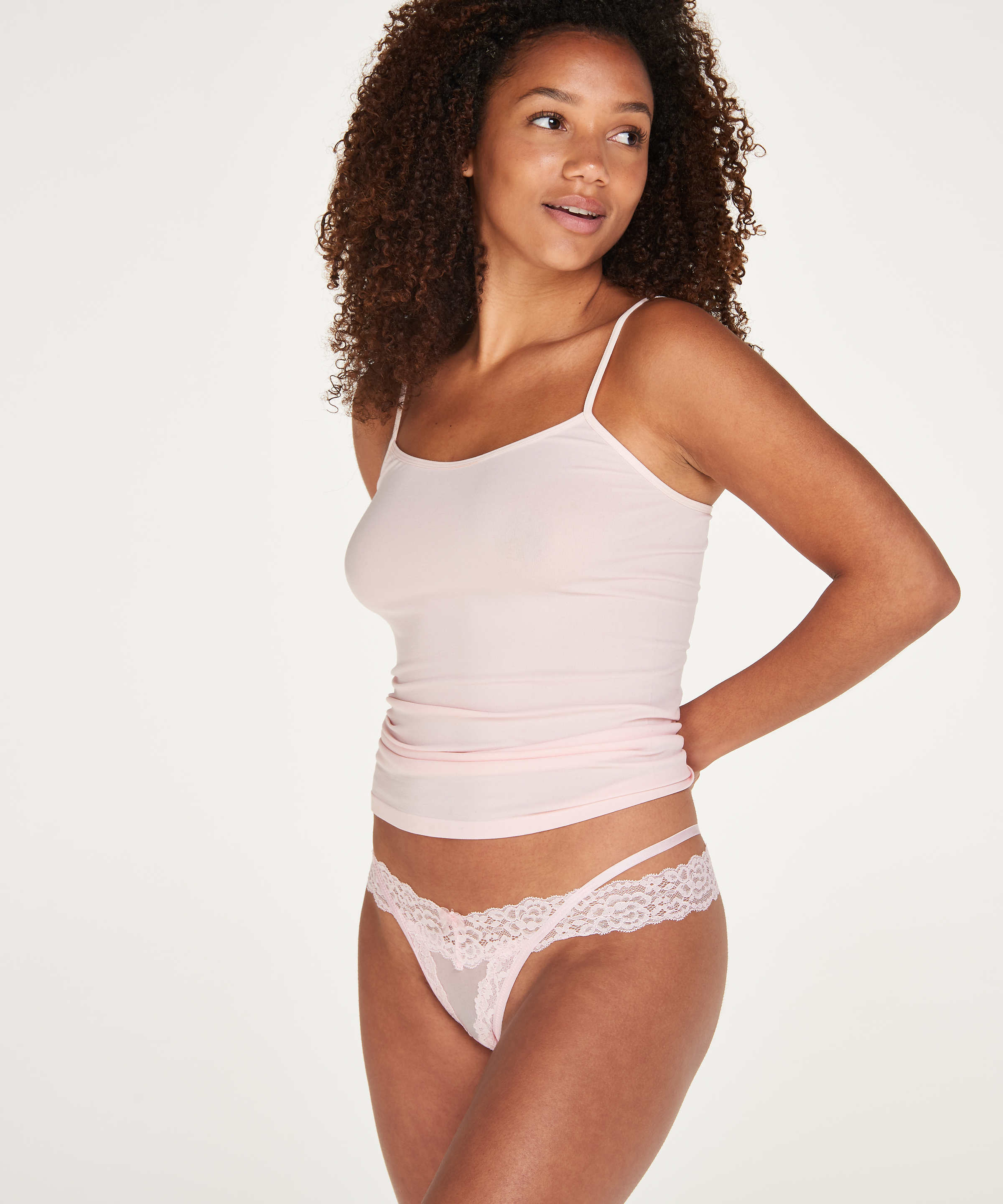 Slip brésilien V-shape taille extra basse Ariel, Rose, main