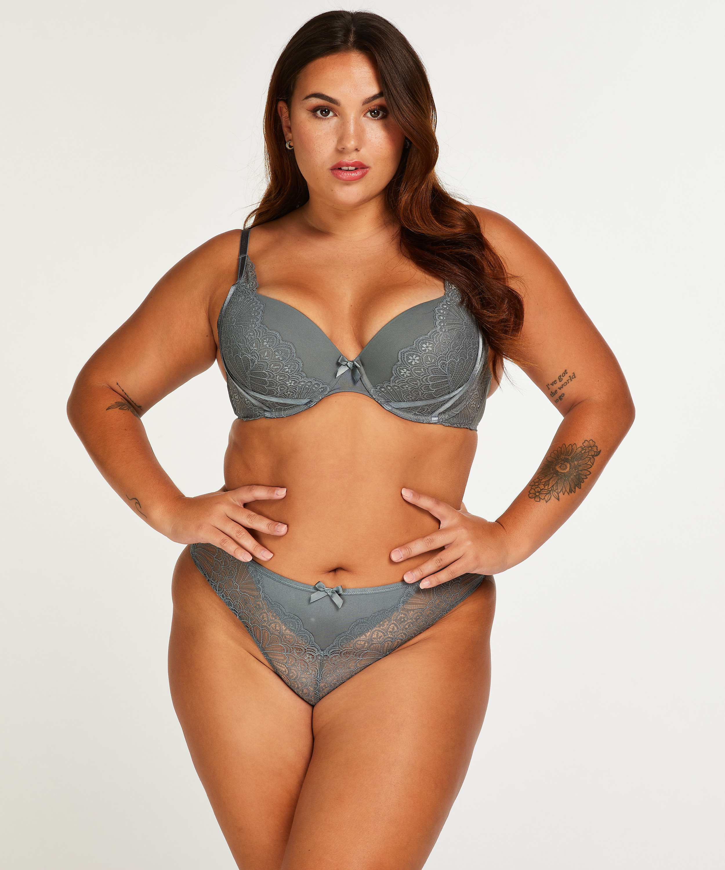 String Naomi, Bleu, main