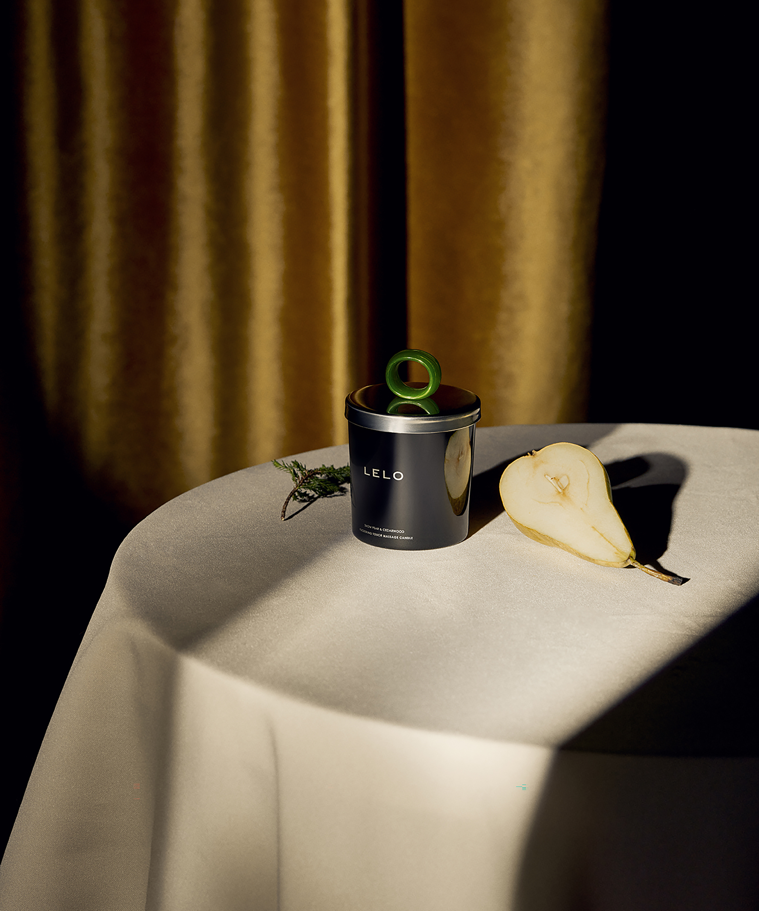 LELO Bougie de Massage Snow Pear & Cedarwood, Vert, main