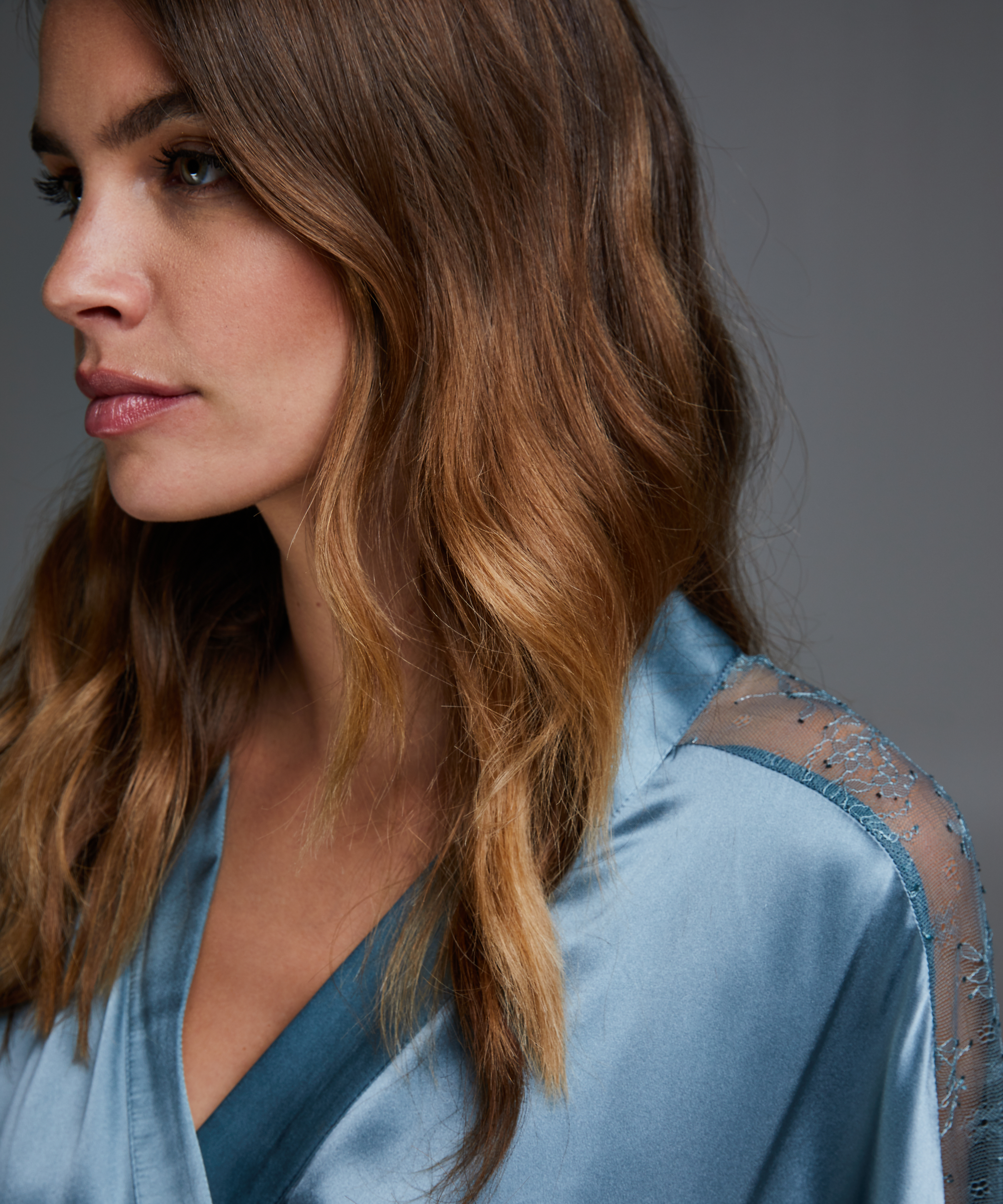 Kimono en dentelle de soie, Bleu, main