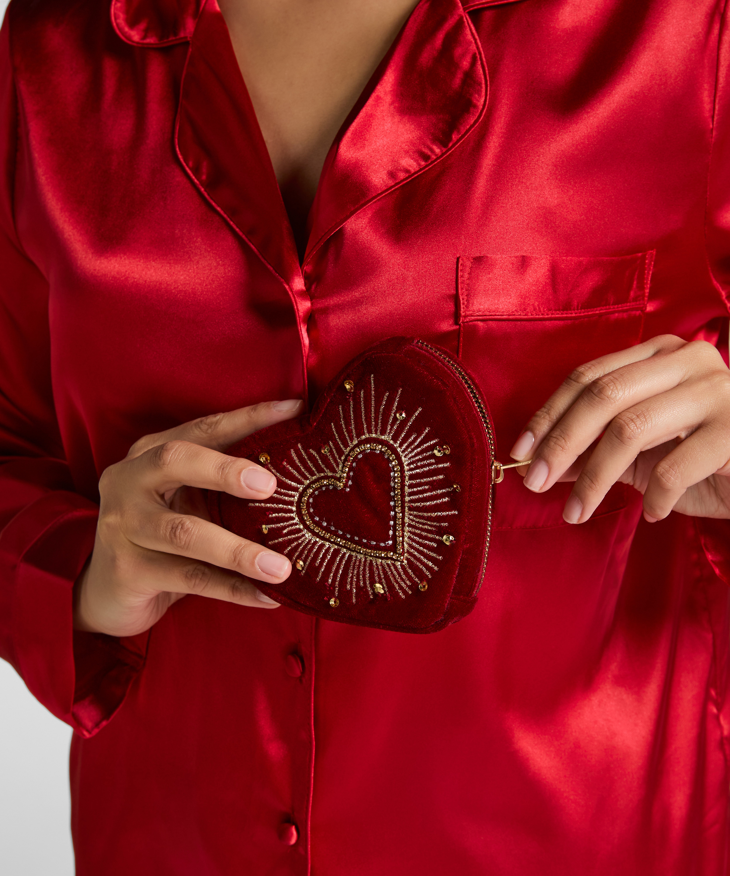 Petit sac à main à fermeture éclair en forme de cœur, Rouge, main