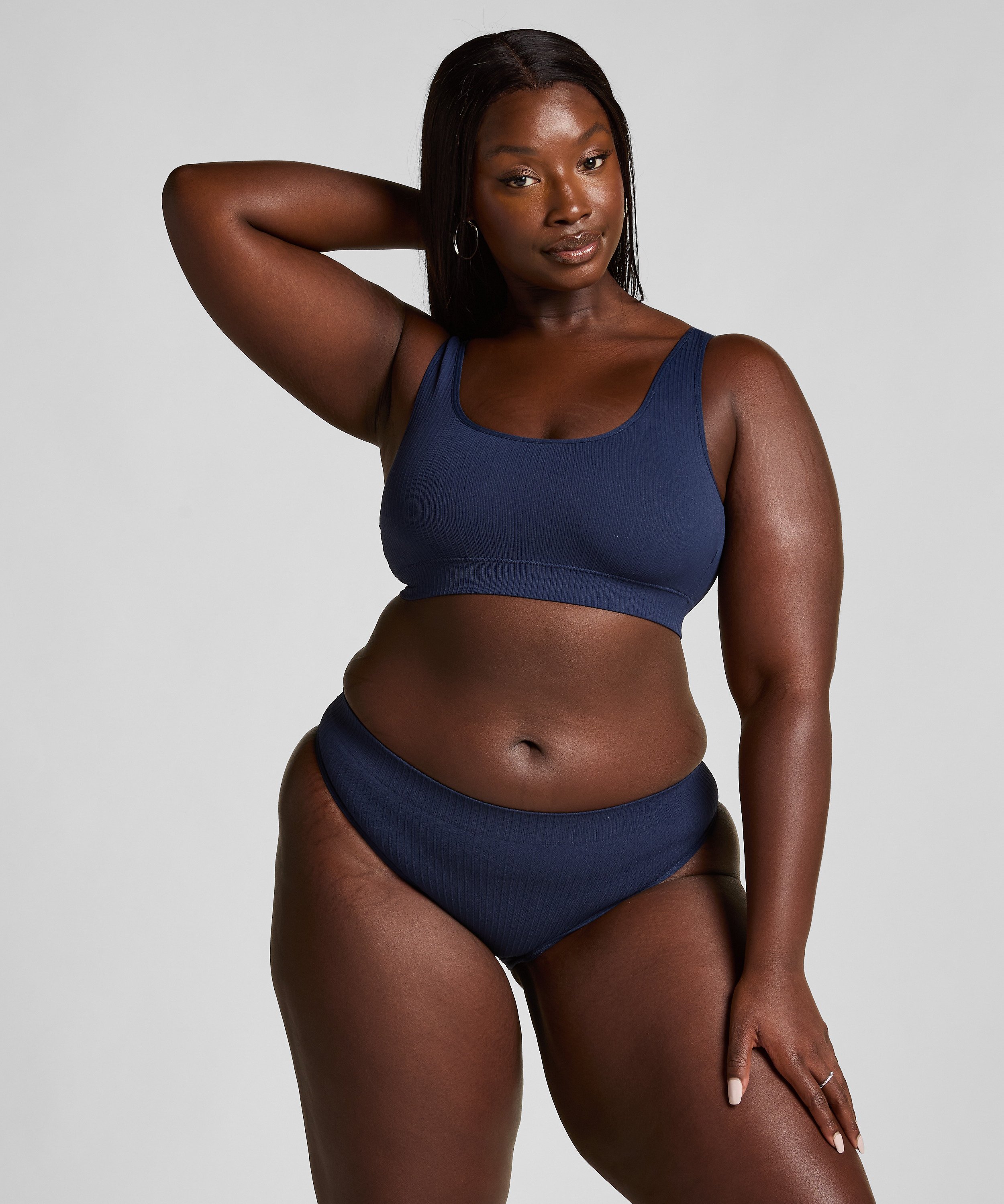 Slip brésilien Dianne, Bleu, main