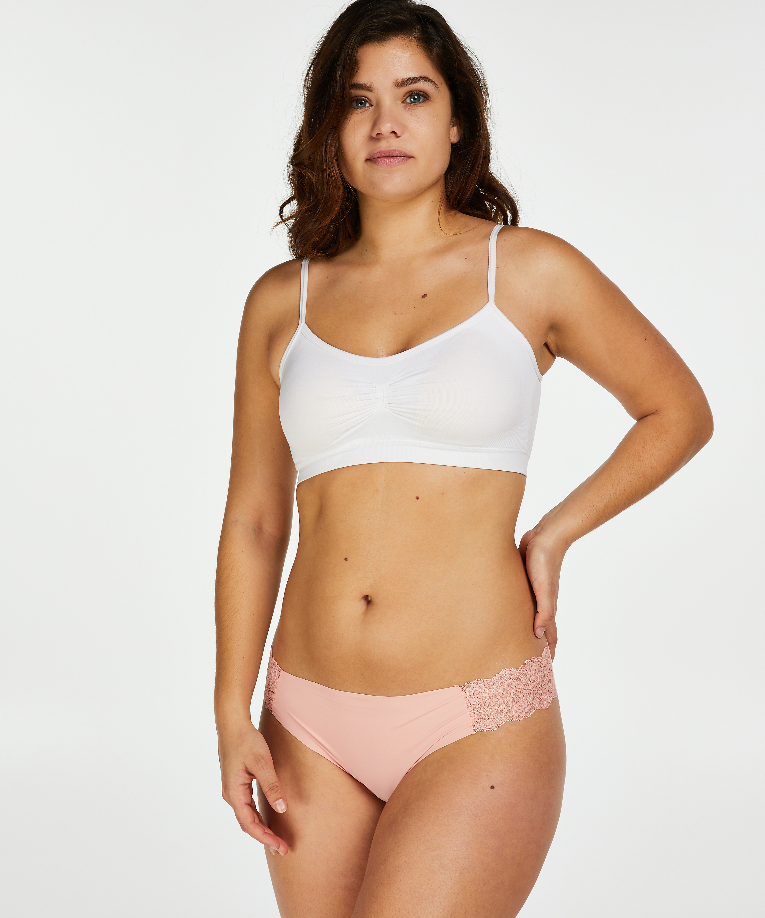 Slip brésilien Invisible Dentelle, Rose, main