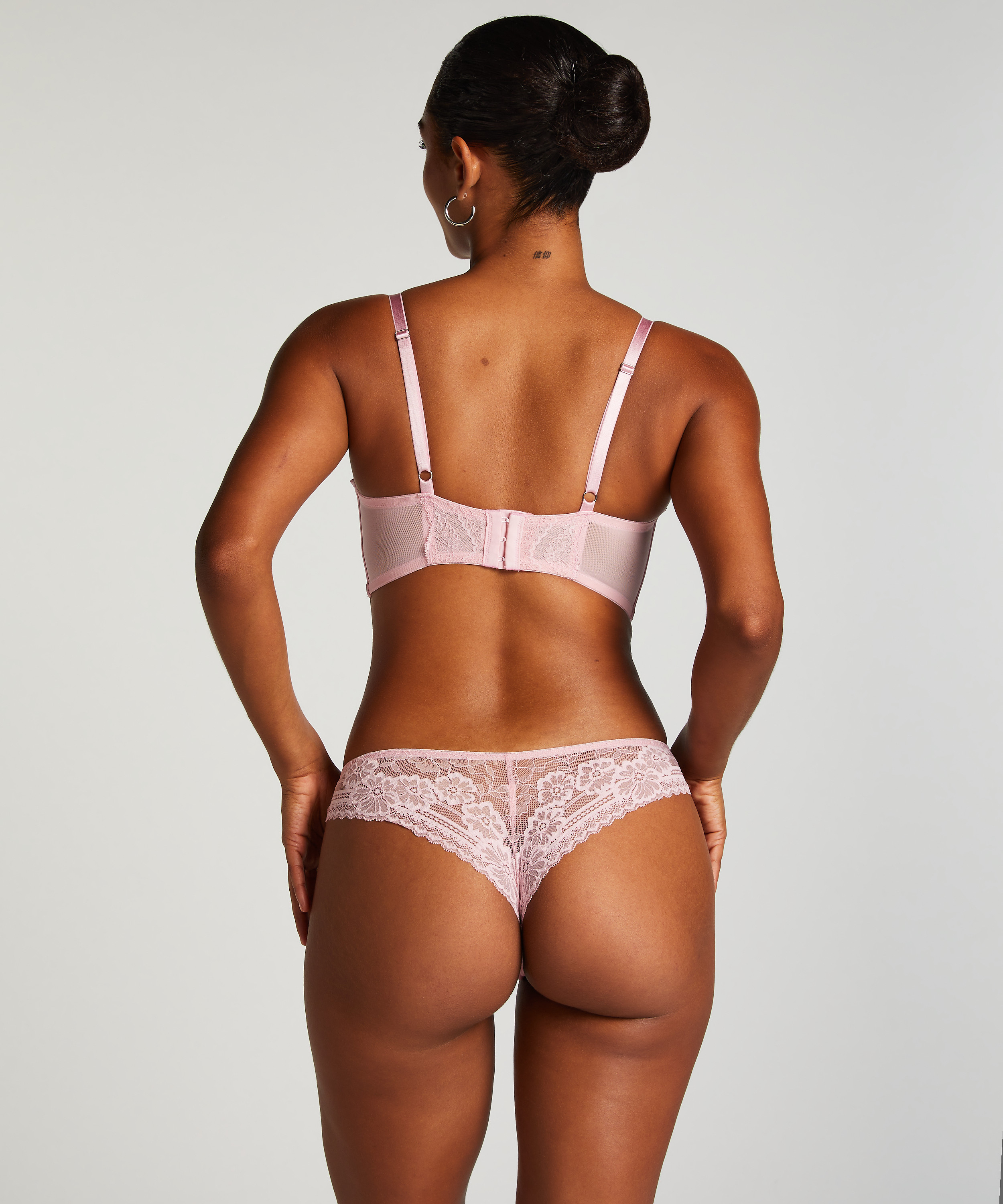 Slip brésilien Maggie, Rose, main