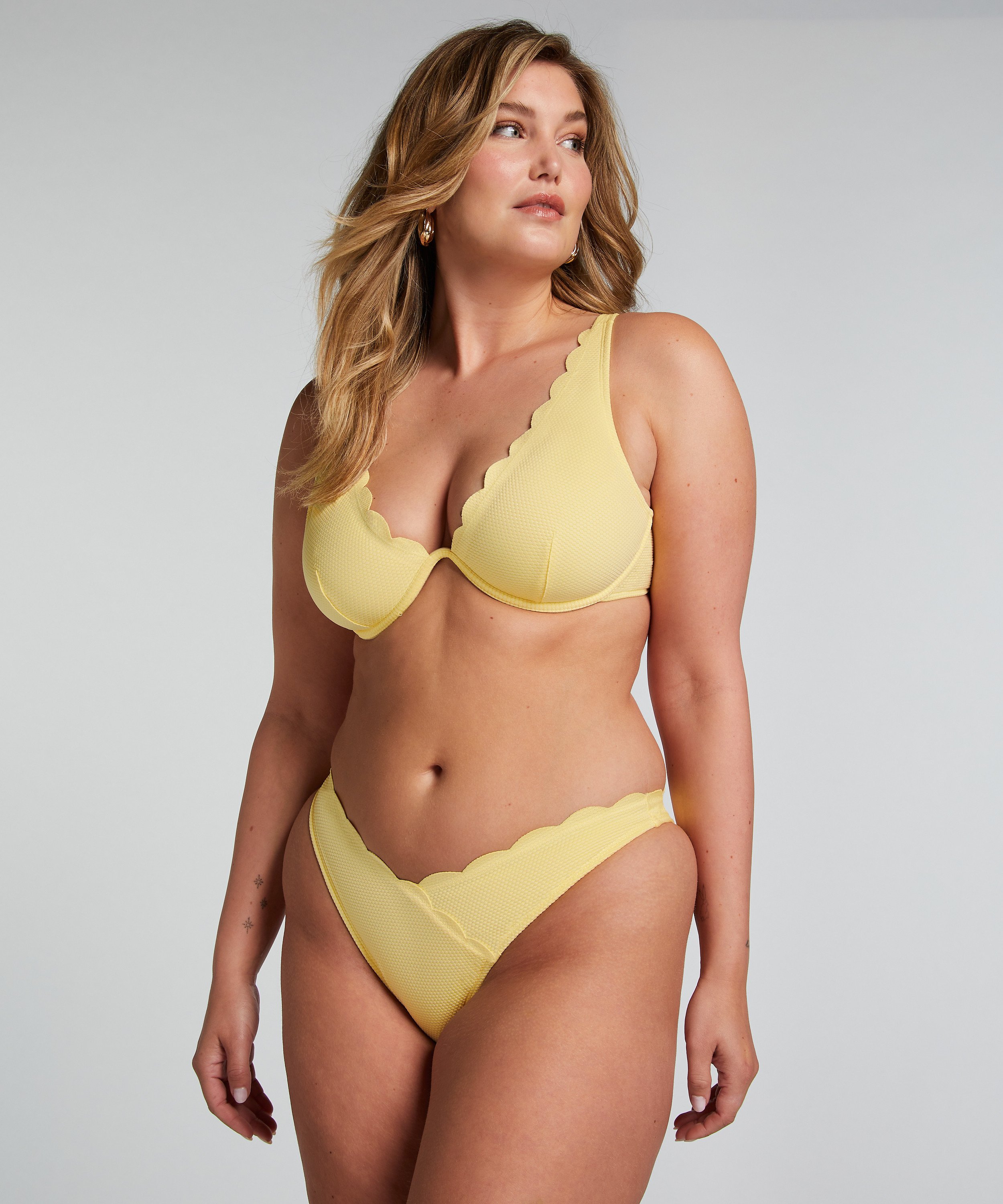 Slip de Bikini Échancrés Scallop, Jaune, main