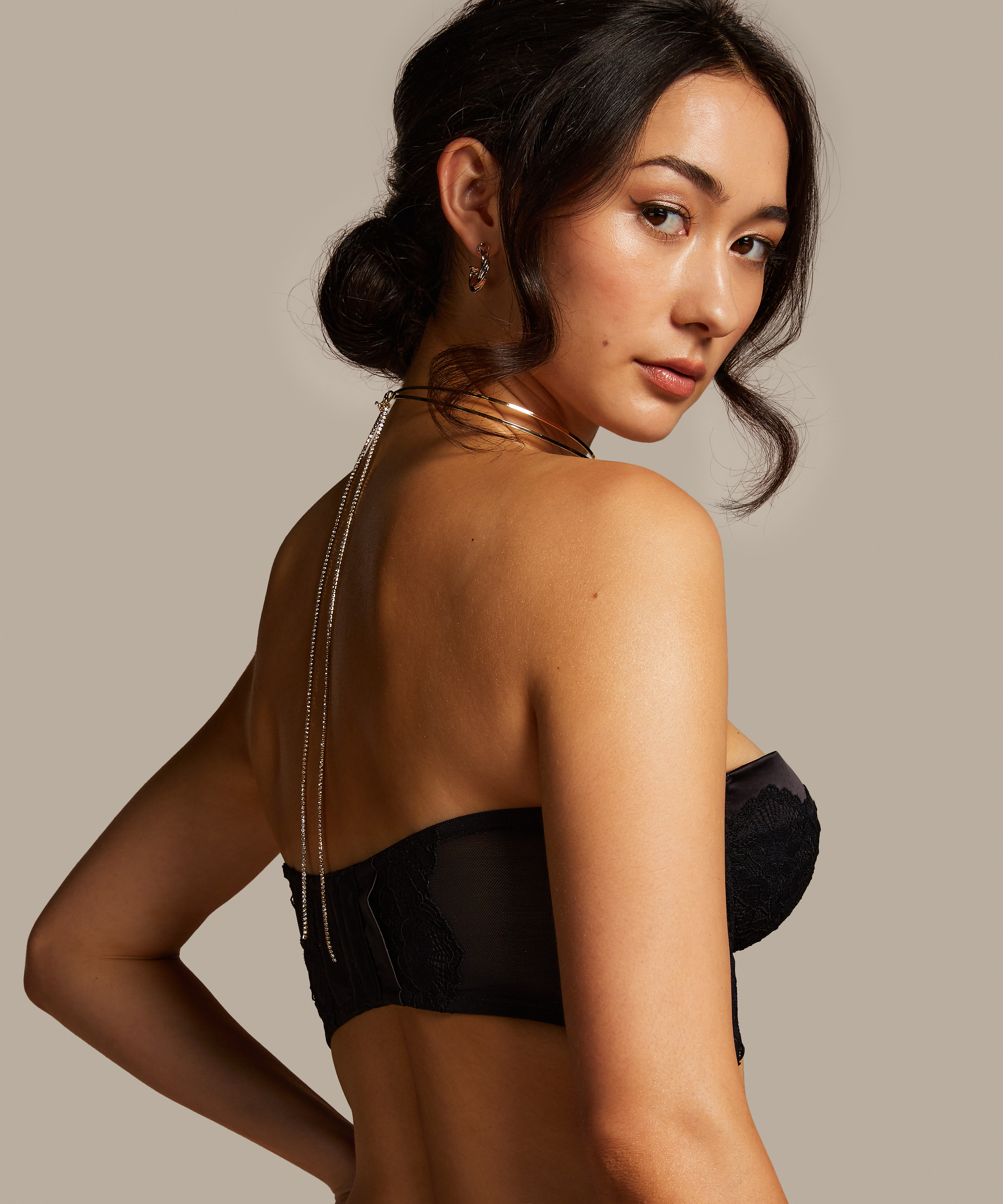 Tour de cou en chaîne, Jaune, main