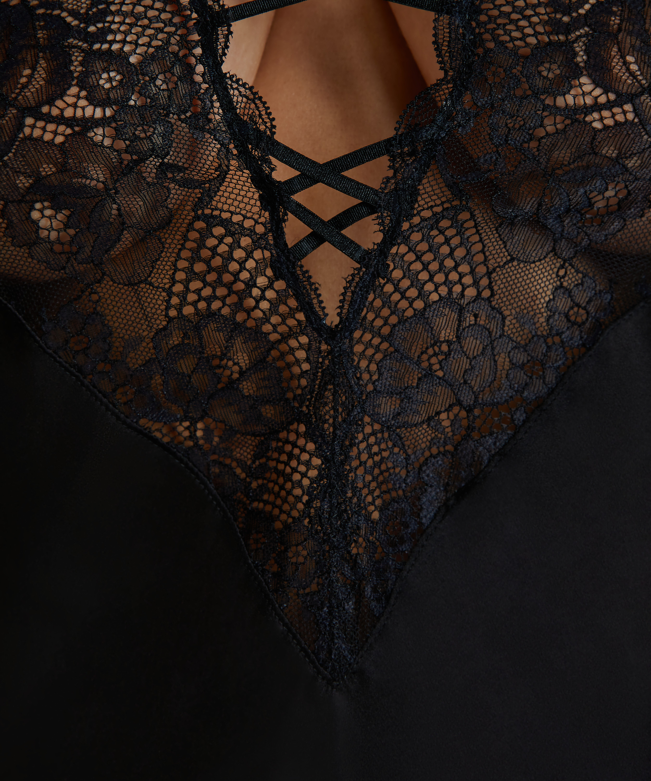 Nuisette Kae, Noir, main