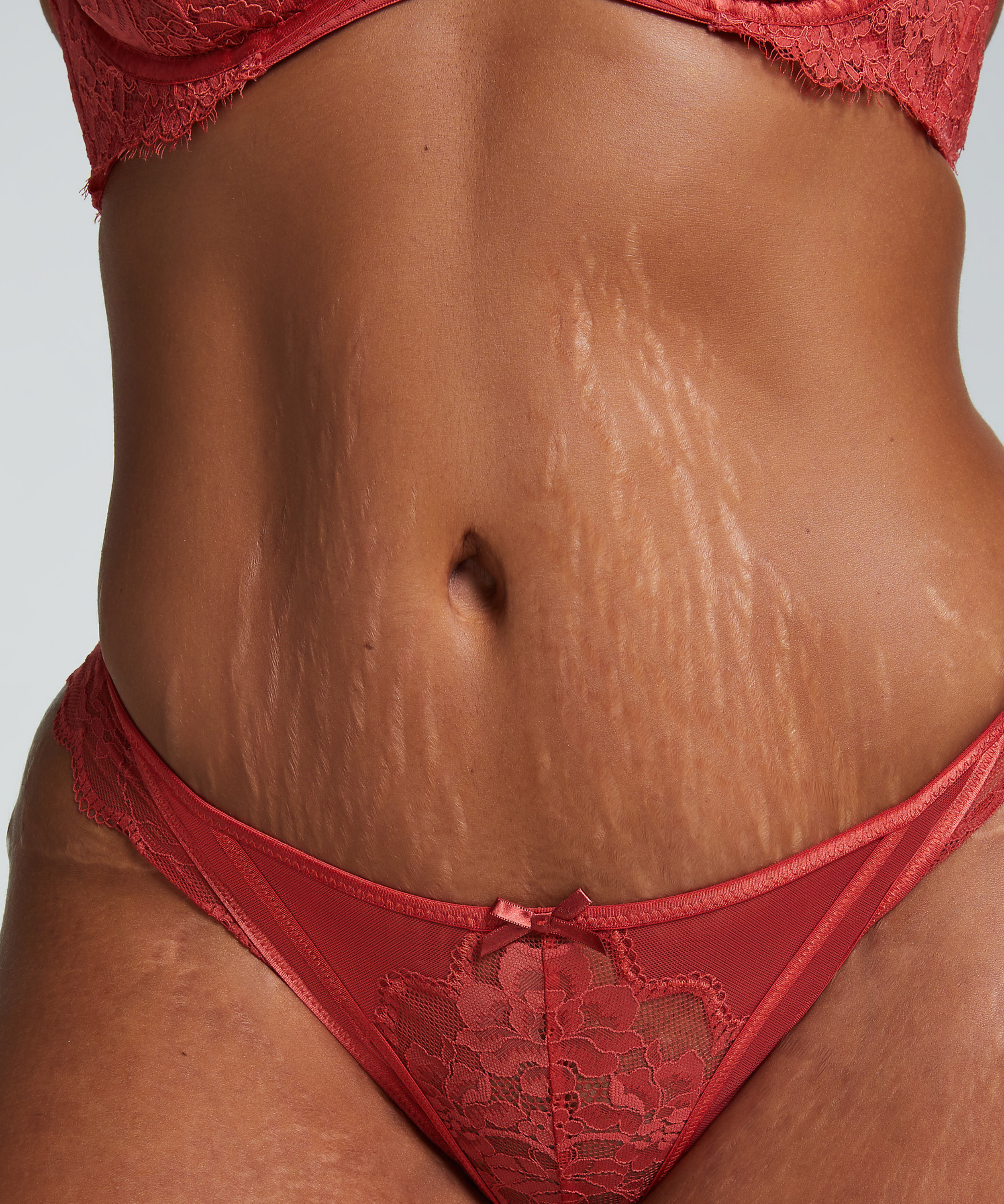 Slip brésilien Lorna, Rouge, main