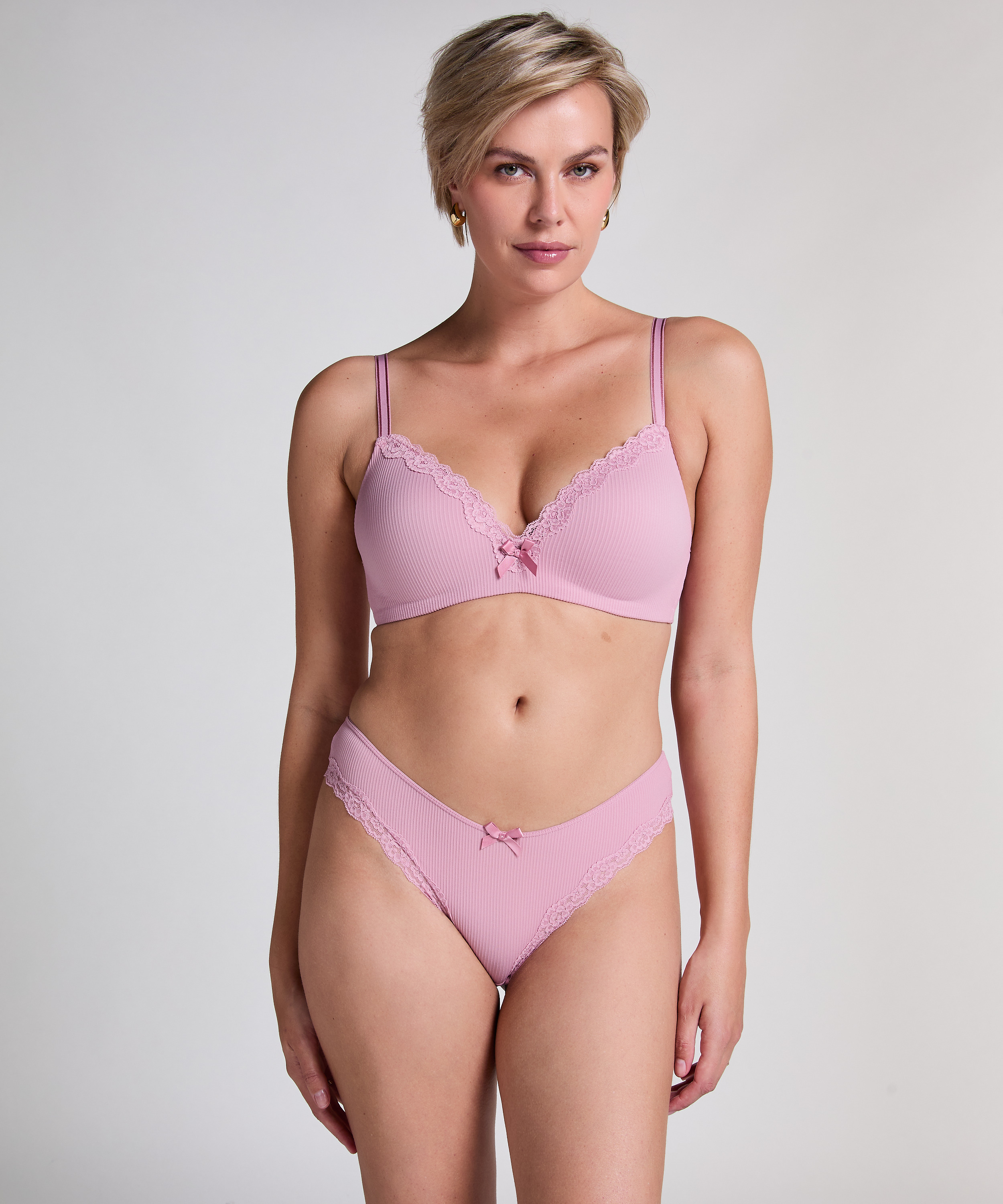 Slip brésilien Lola, Rose, main