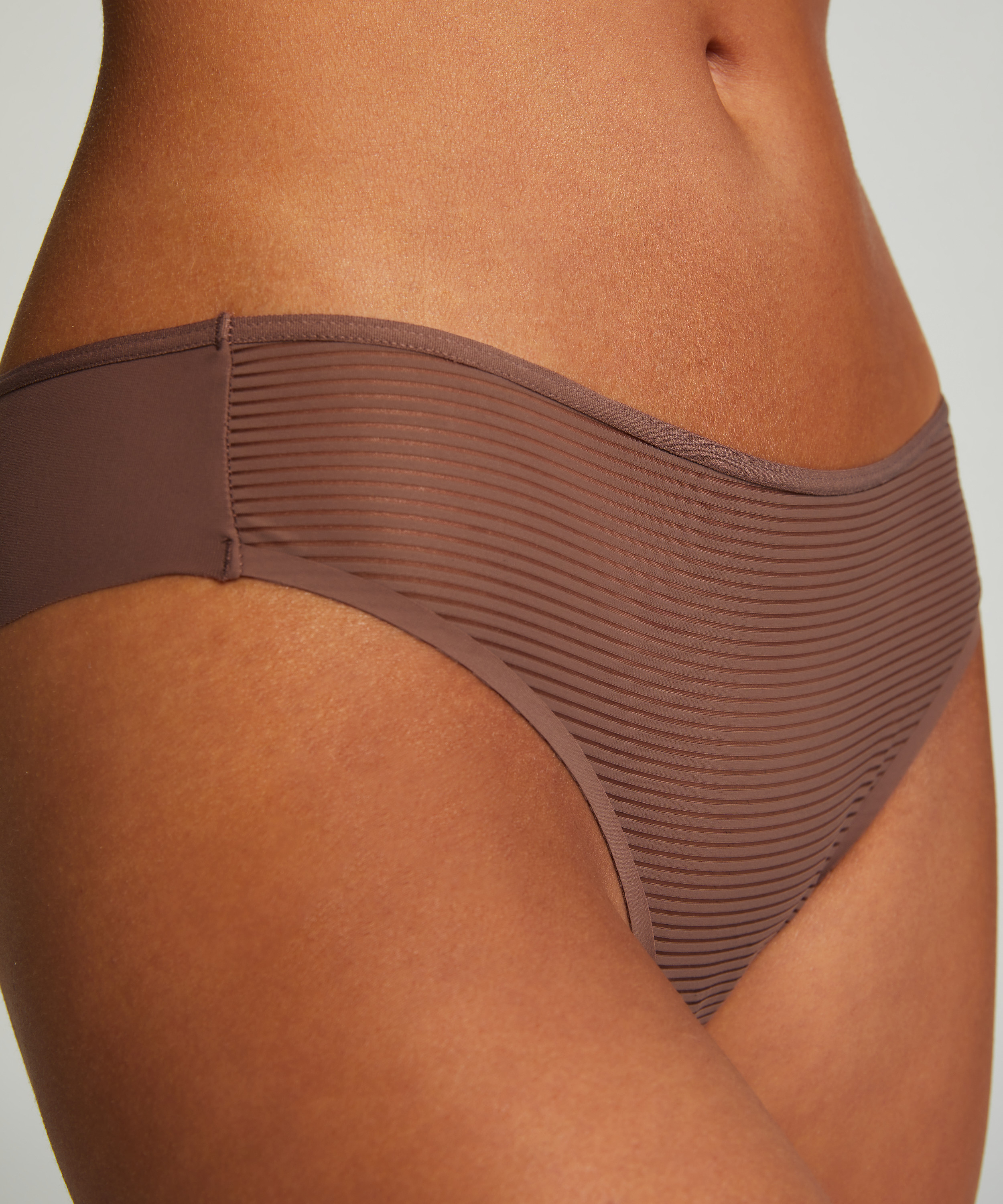 Slip brésilien invisible Stripe mesh, Marron, main