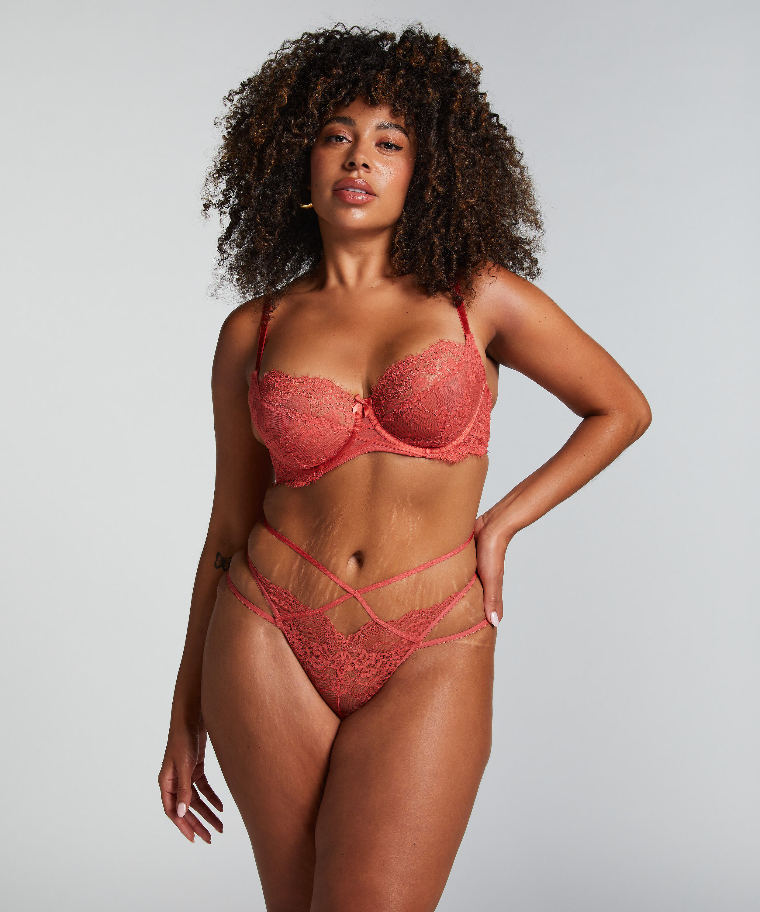 String Amala, Rouge String Amala, Rouge