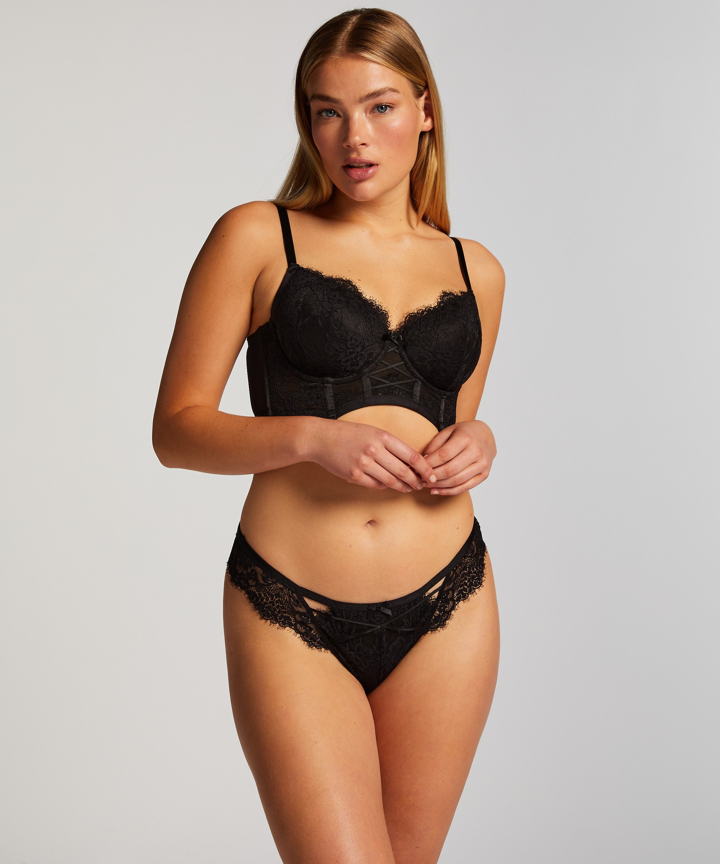 Slip brésilien Arabella, Noir, main