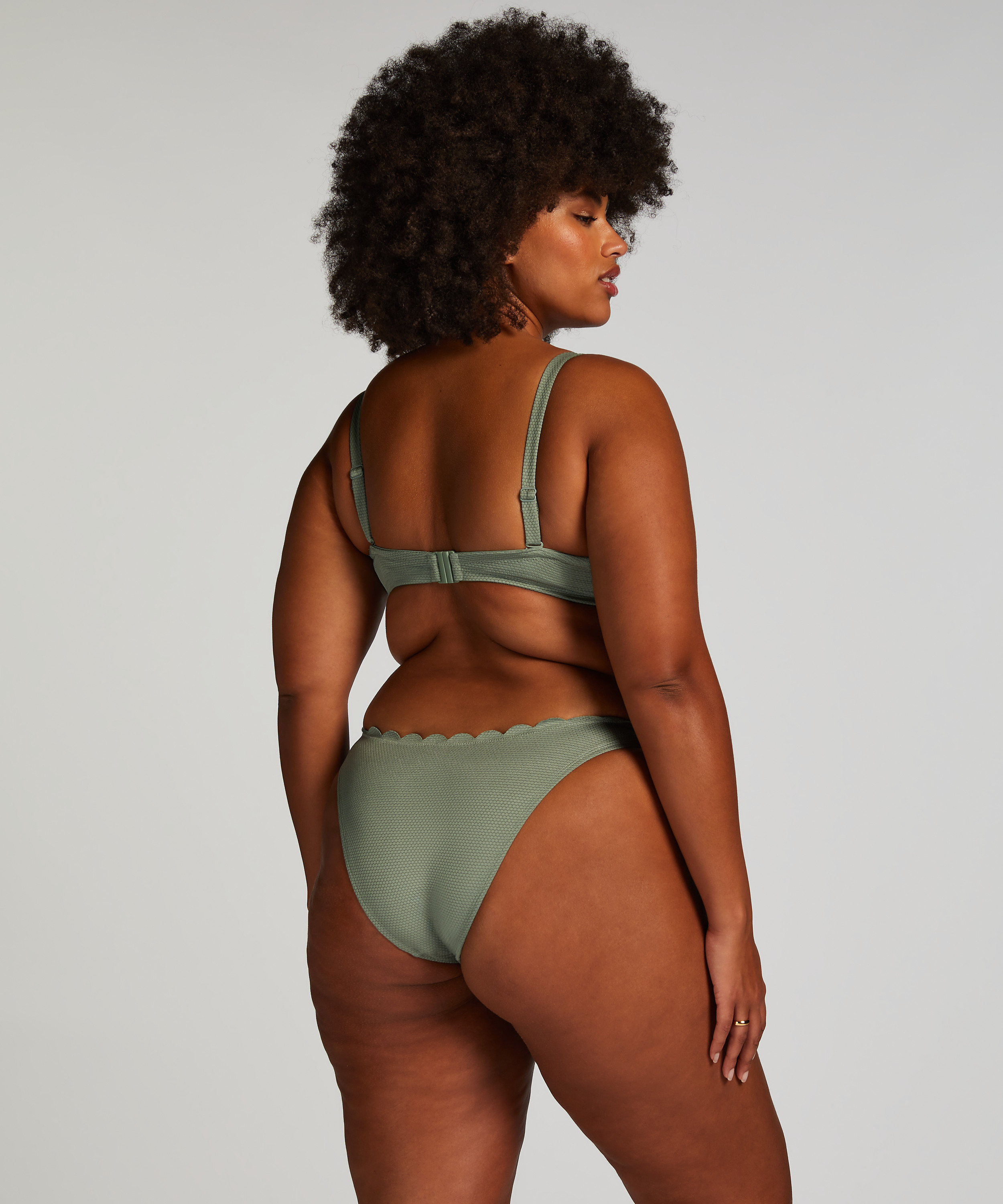 Haut de bikini sans bretelles préformé à armatures Scallop Taille E +, Vert, main