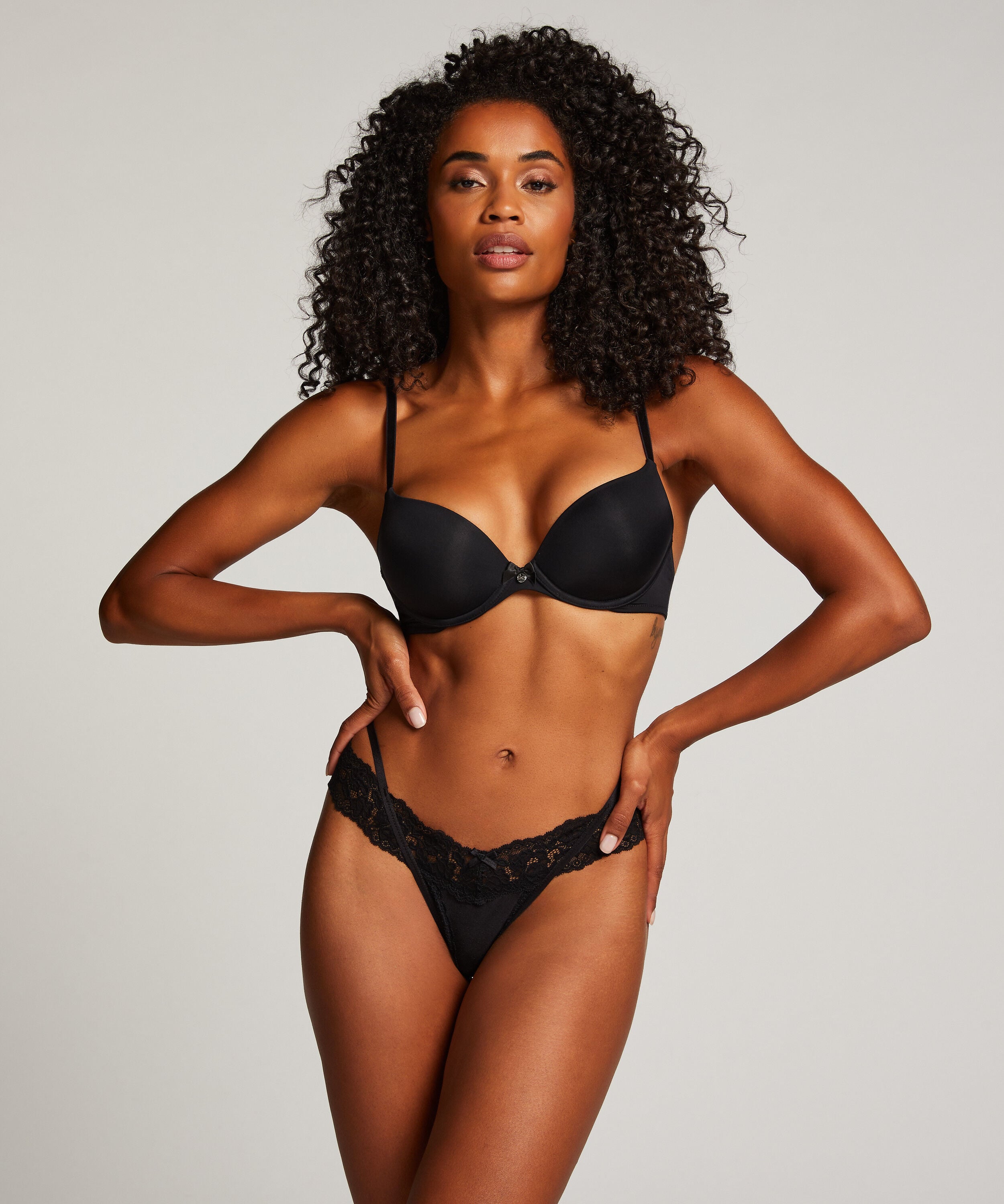String Elliena, Noir String Elliena, Noir