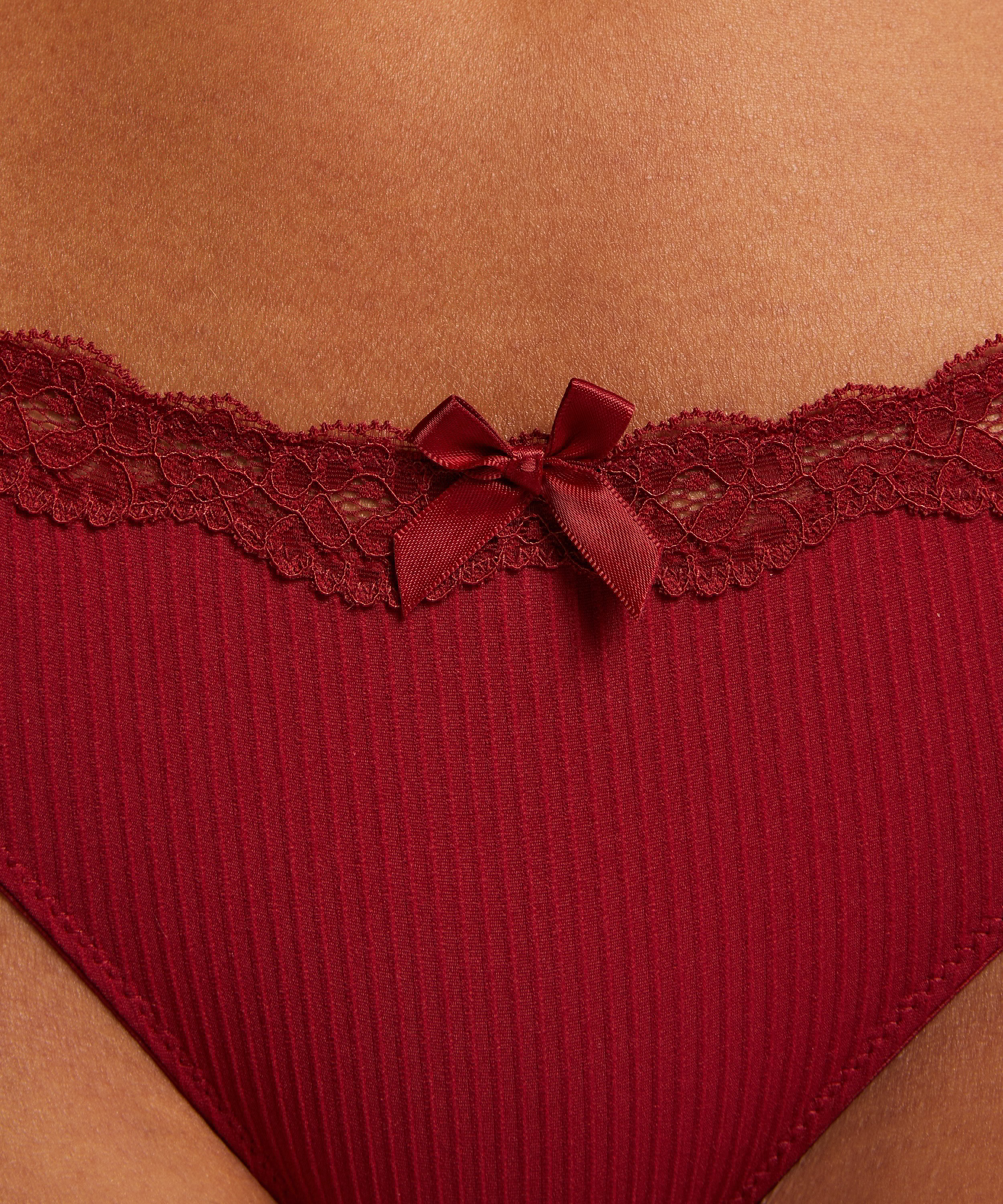 String Lola, Rouge, main