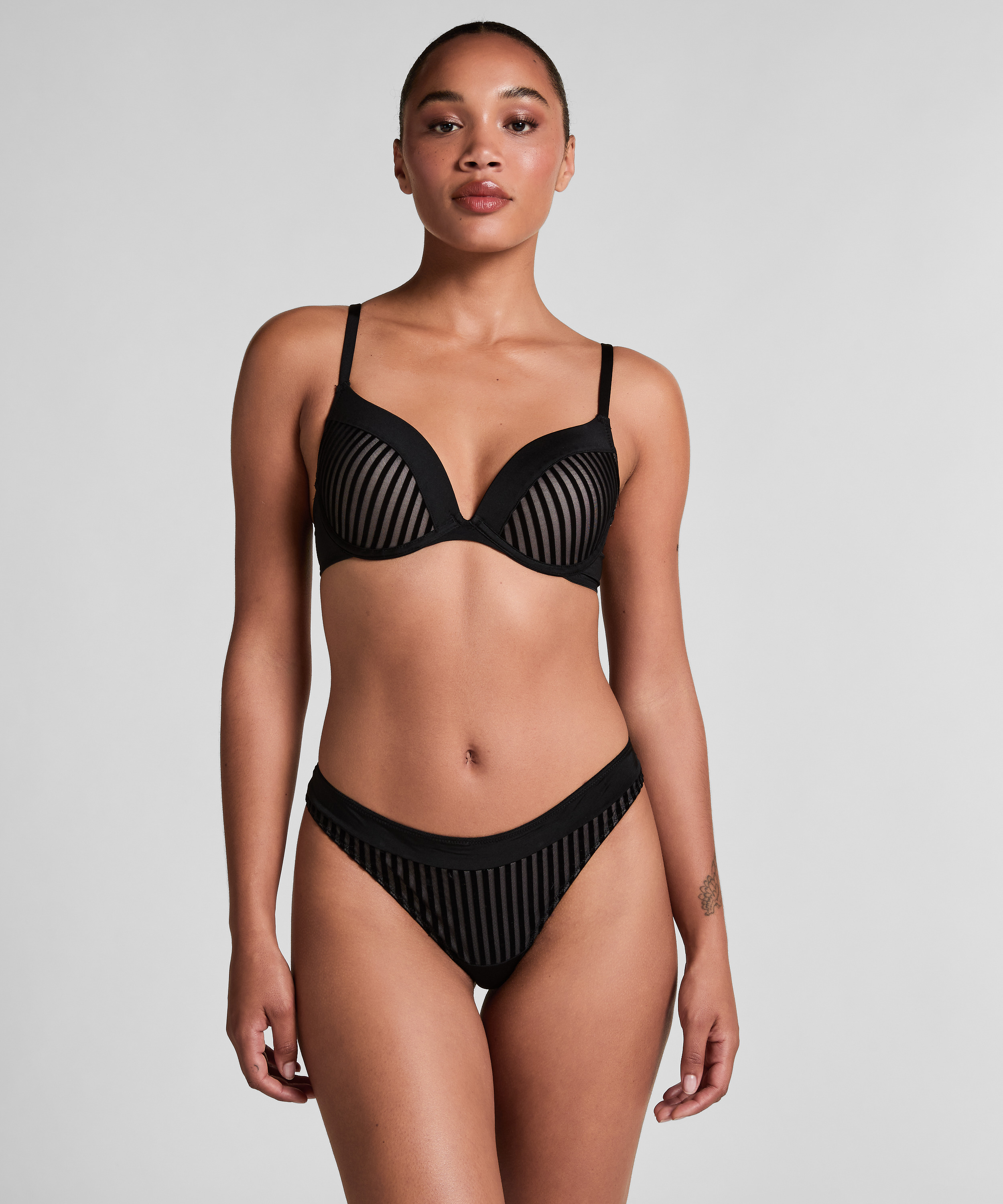 Soutien-gorge à armatures préformé push-up Pia, Noir, main