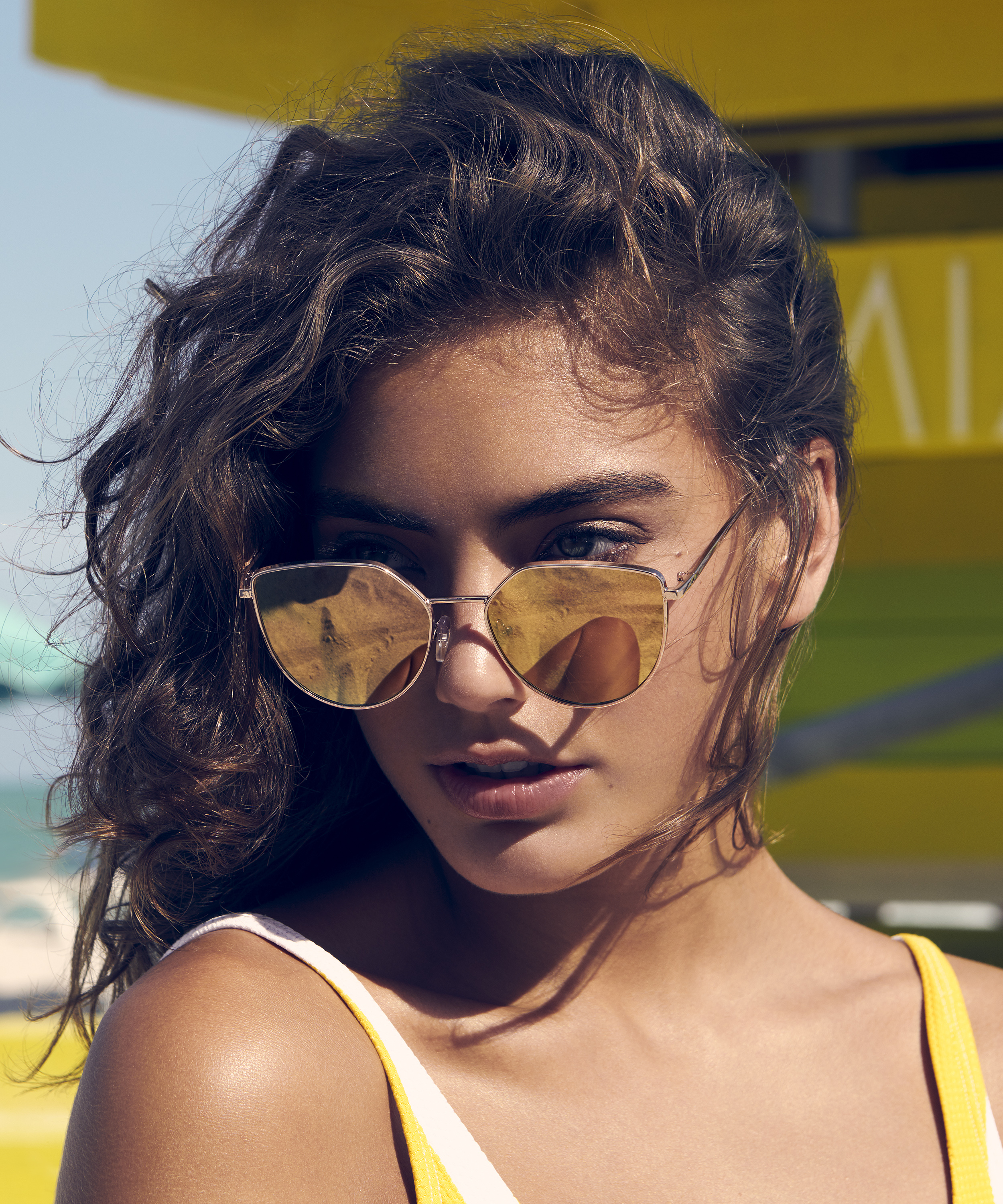 Lunettes de soleil, Rose, main