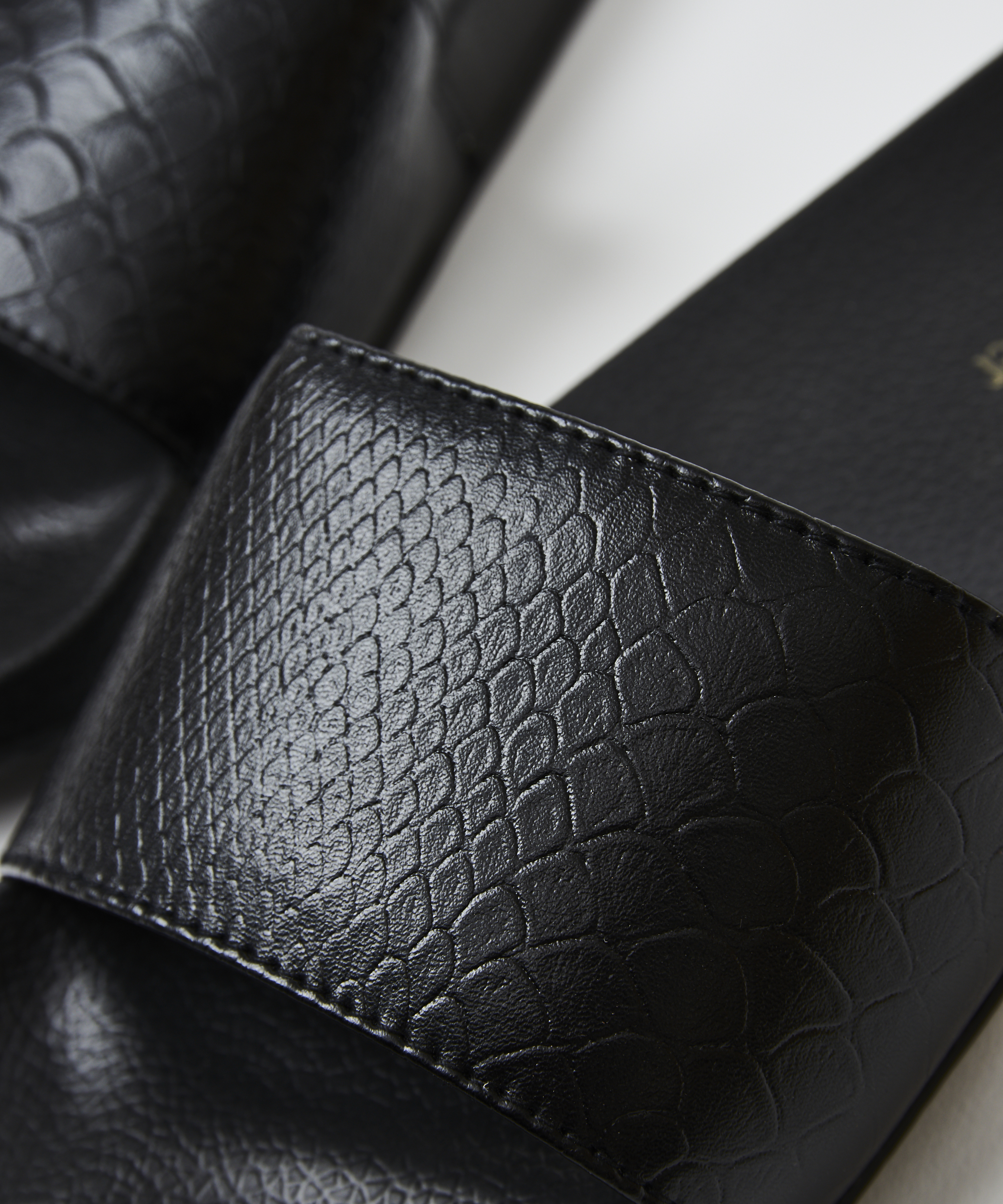 Tongs imprimé serpent, Noir, main