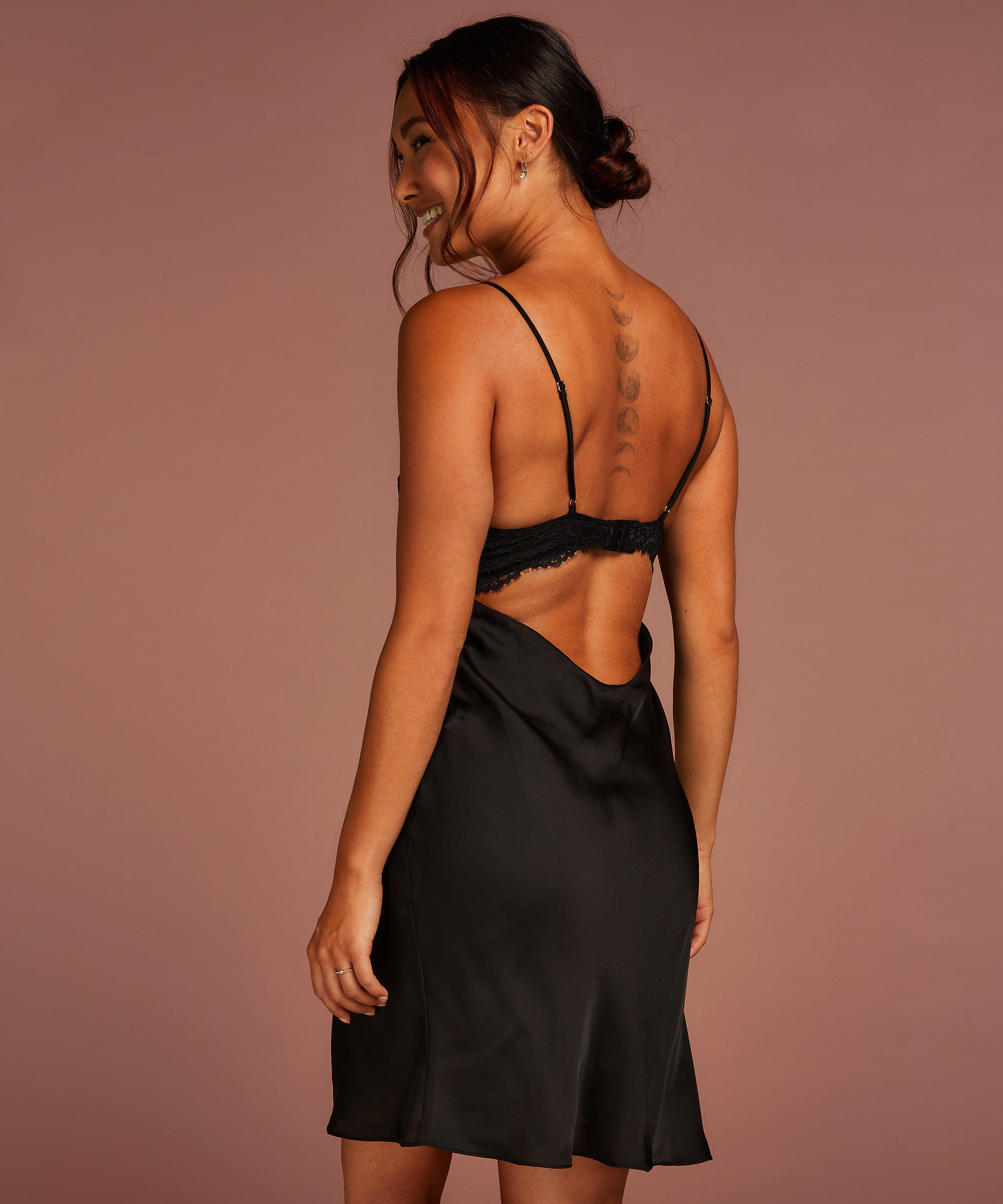 Nuisette Lora, Noir, main