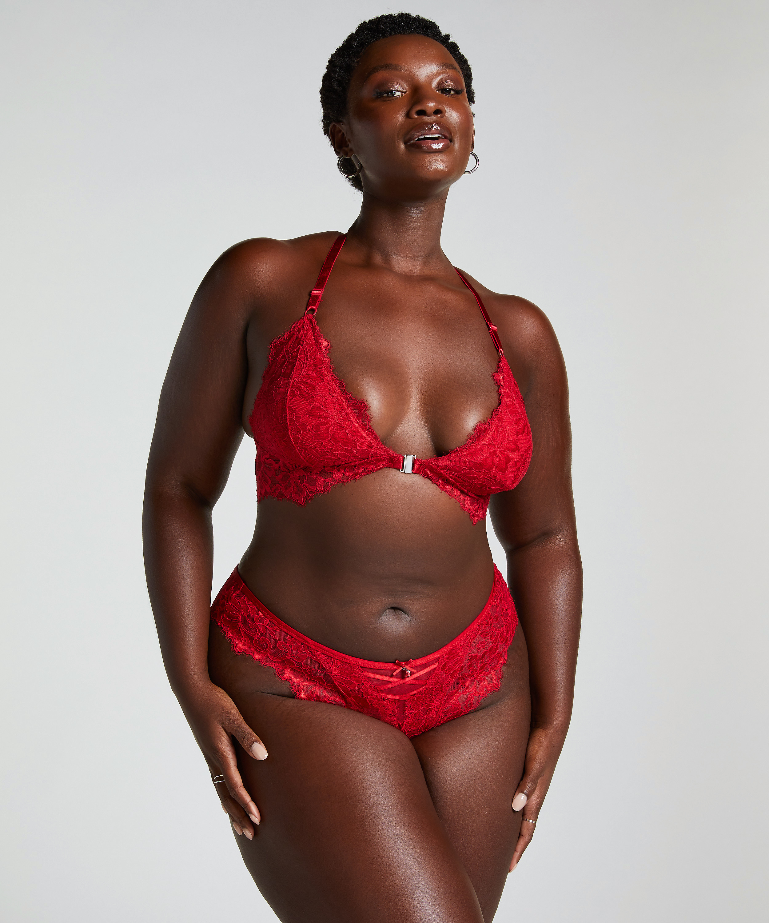 Slip brésilien Charlotta, Rouge, main