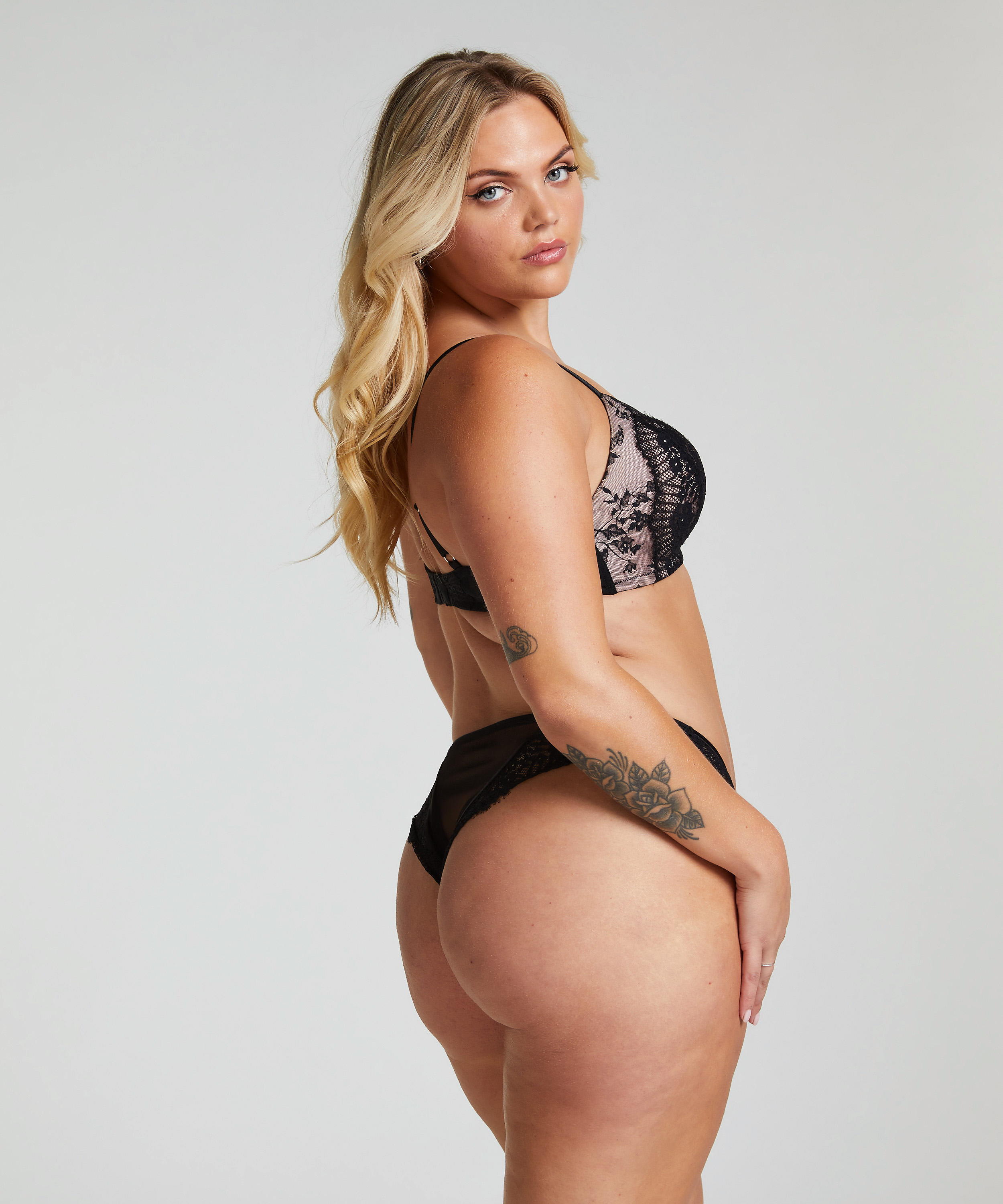 Slip brésilien Daphne, Noir, main