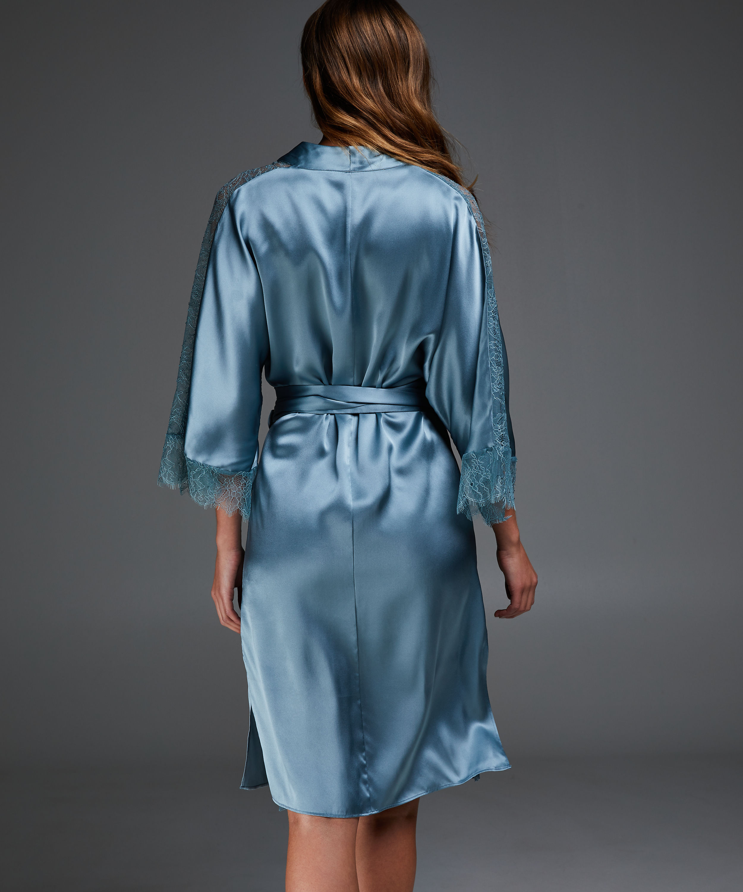 Kimono en dentelle de soie, Bleu, main