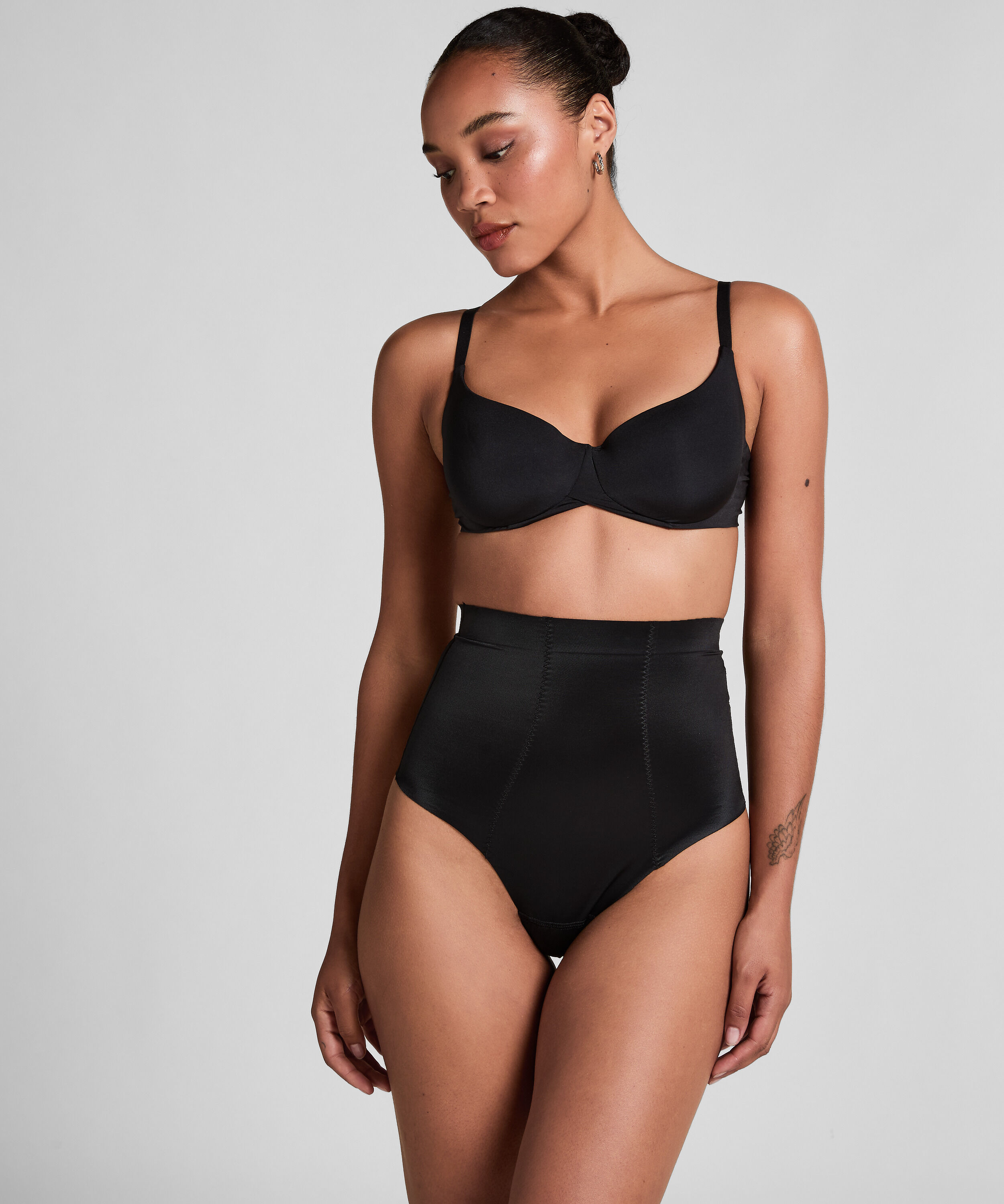 String taille haute avec gaine sculptante en dentelle scuba, Noir