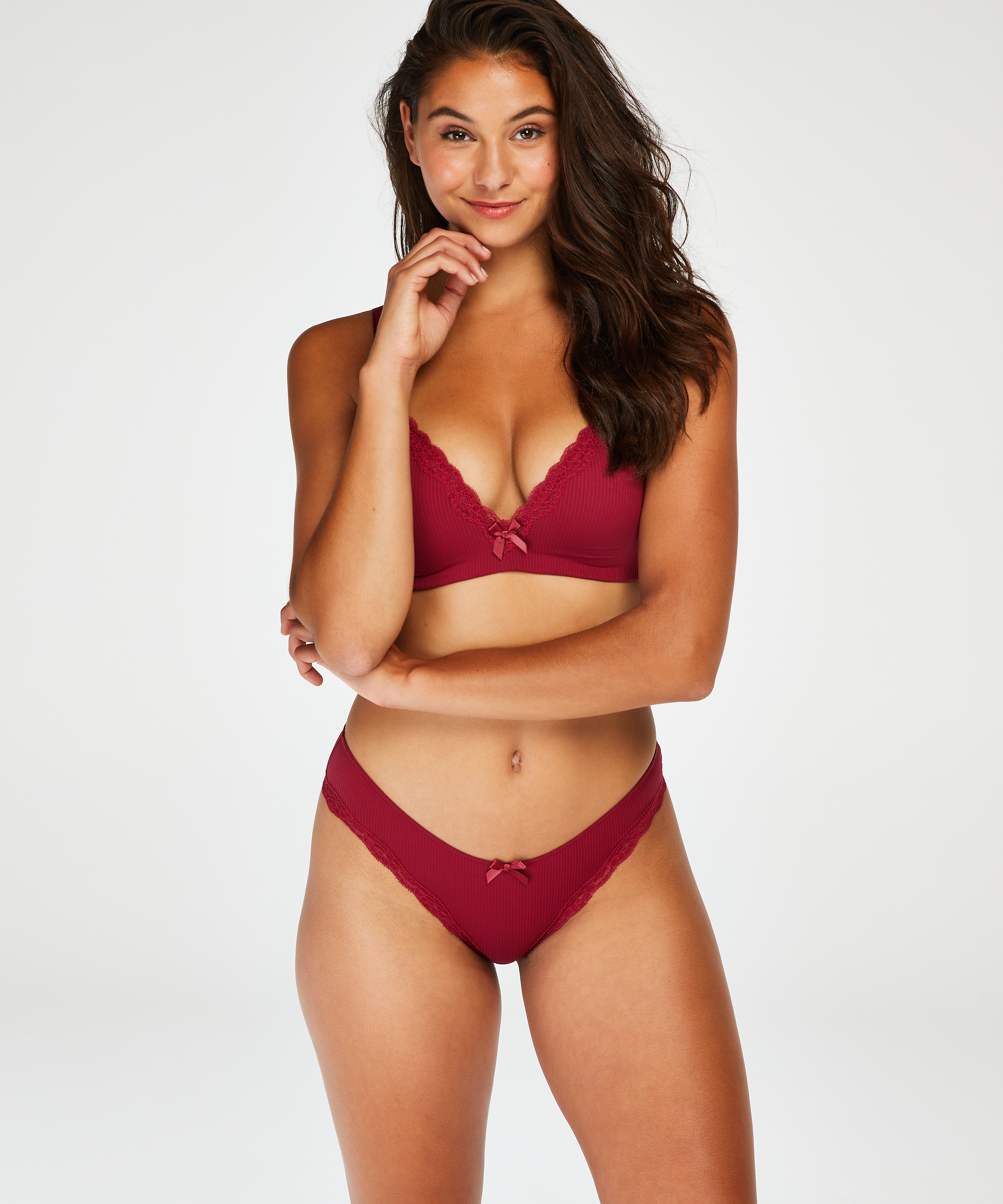 Slip brésilien Lola, Rouge, main