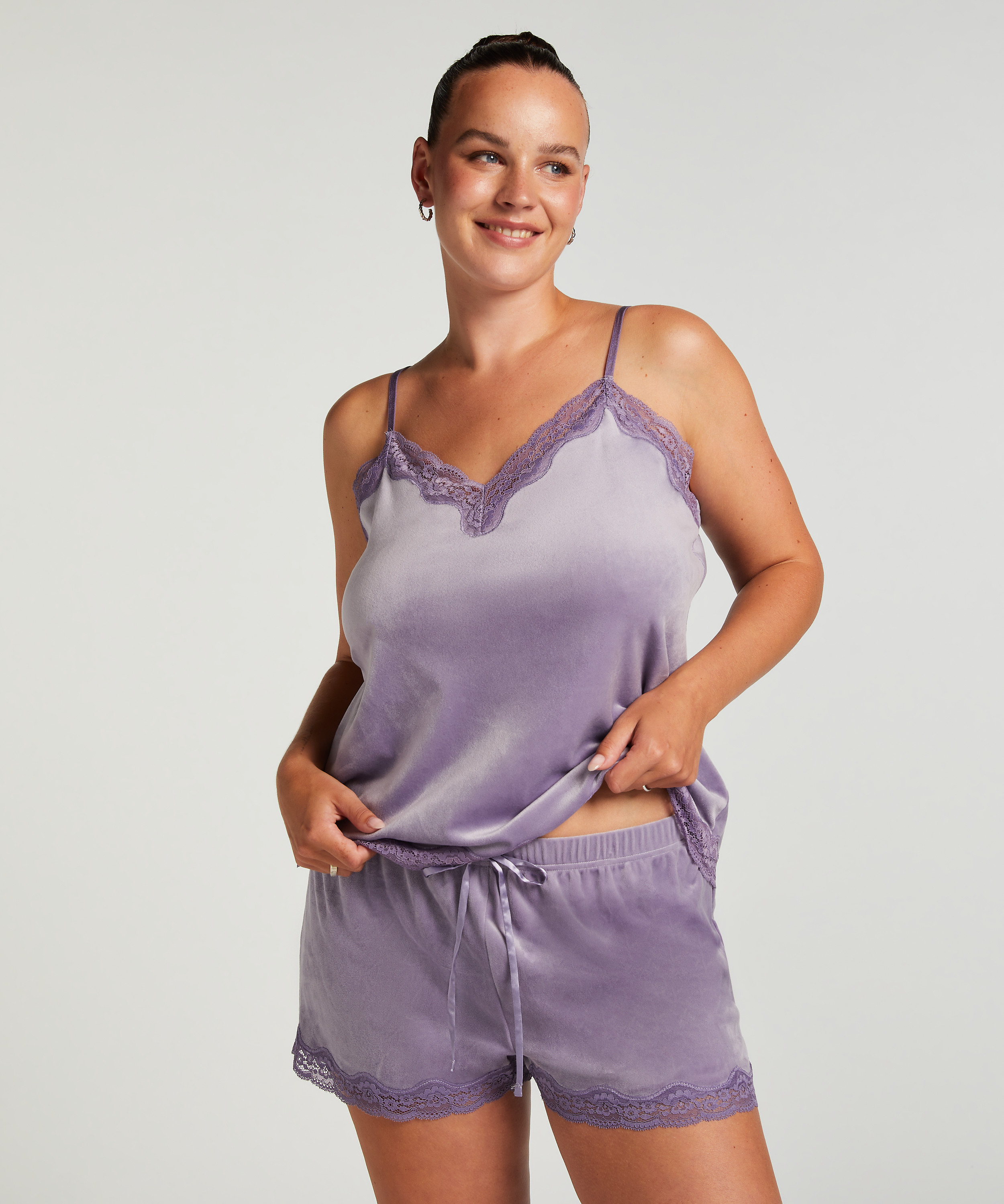 Short velours dentelle, Violet, main