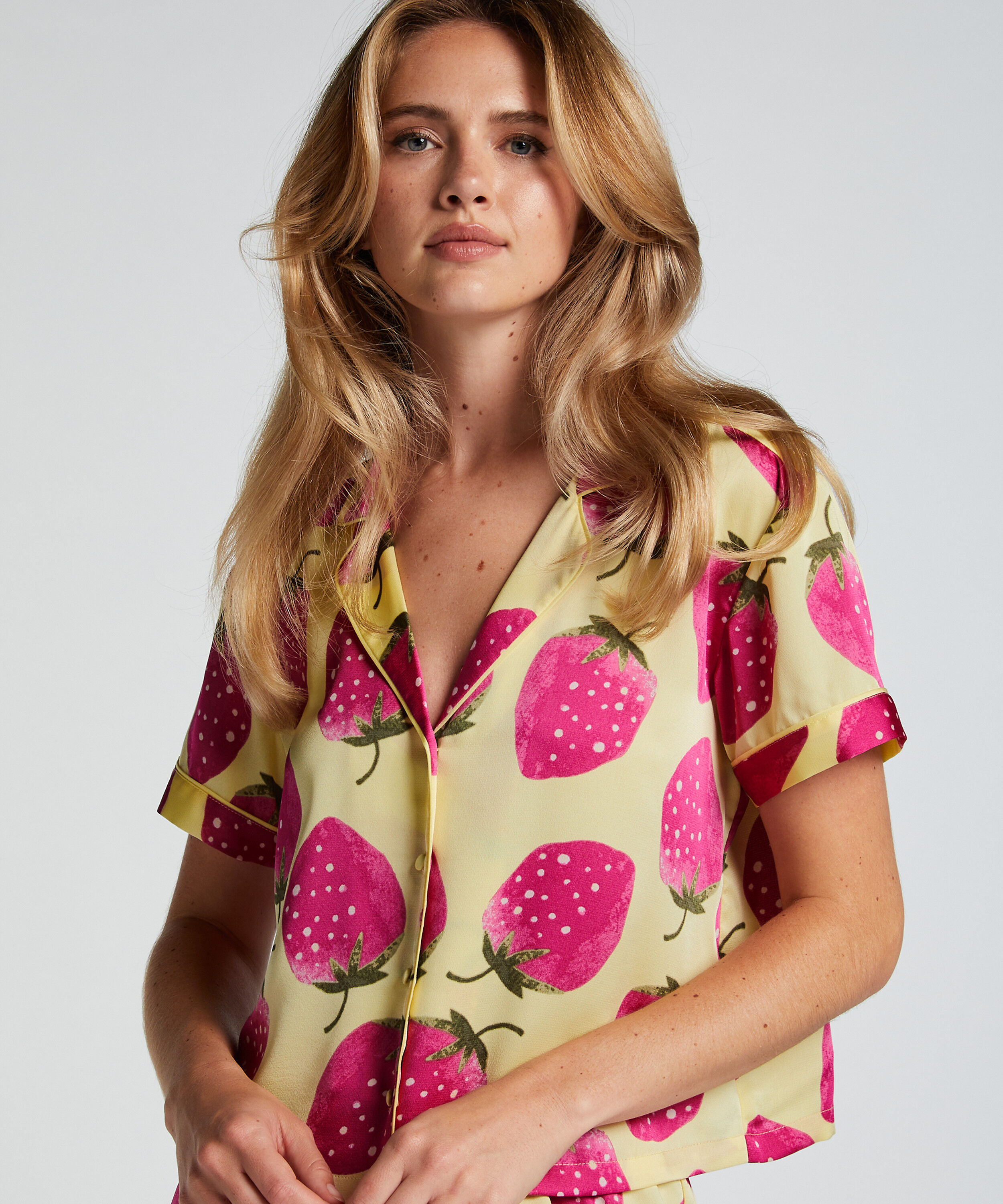 Veste &agrave; manches courtes en satin, Jaune