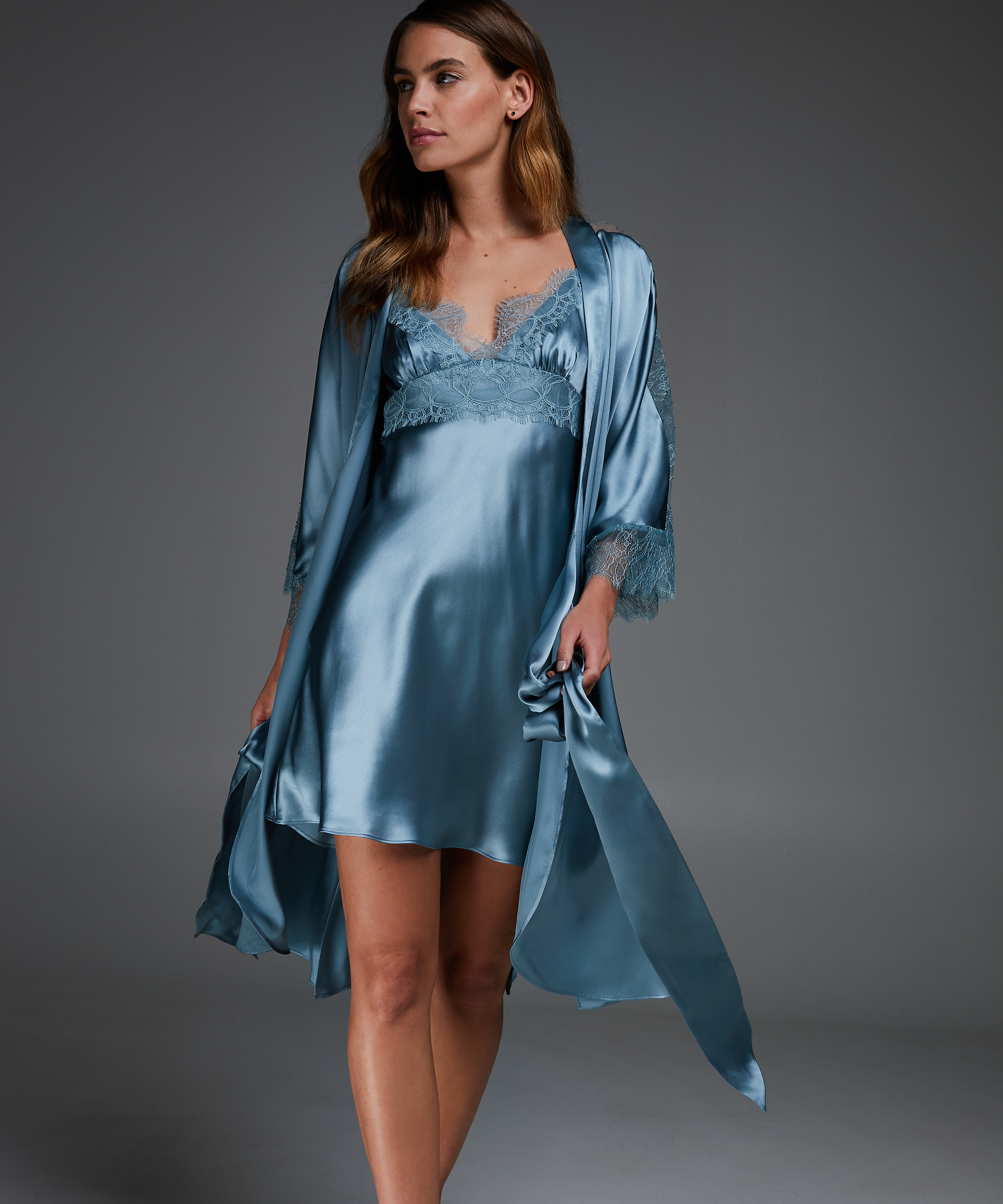 Kimono en dentelle de soie, Bleu, main