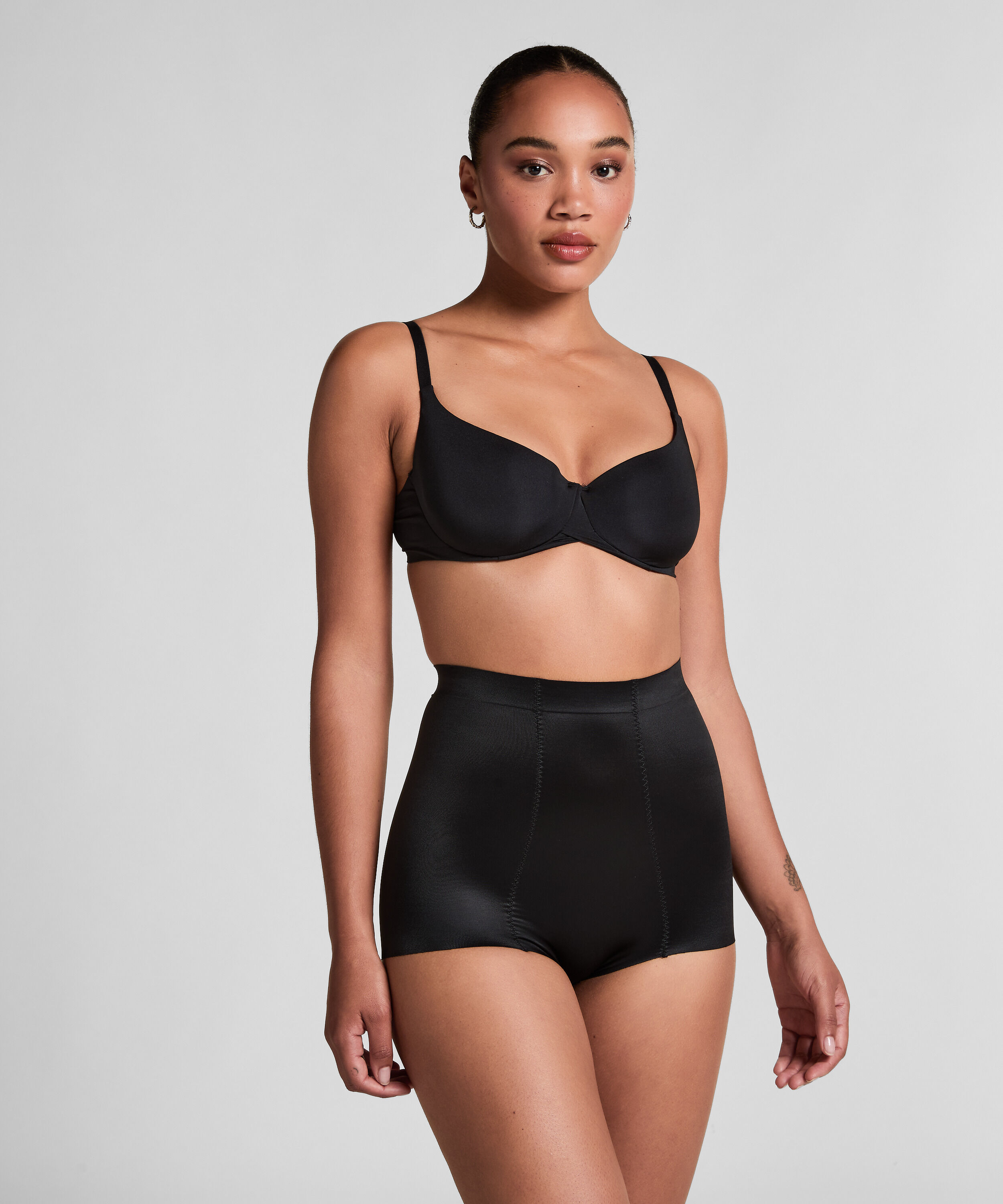 Culotte taille haute avec gaine sculptante en dentelle scuba