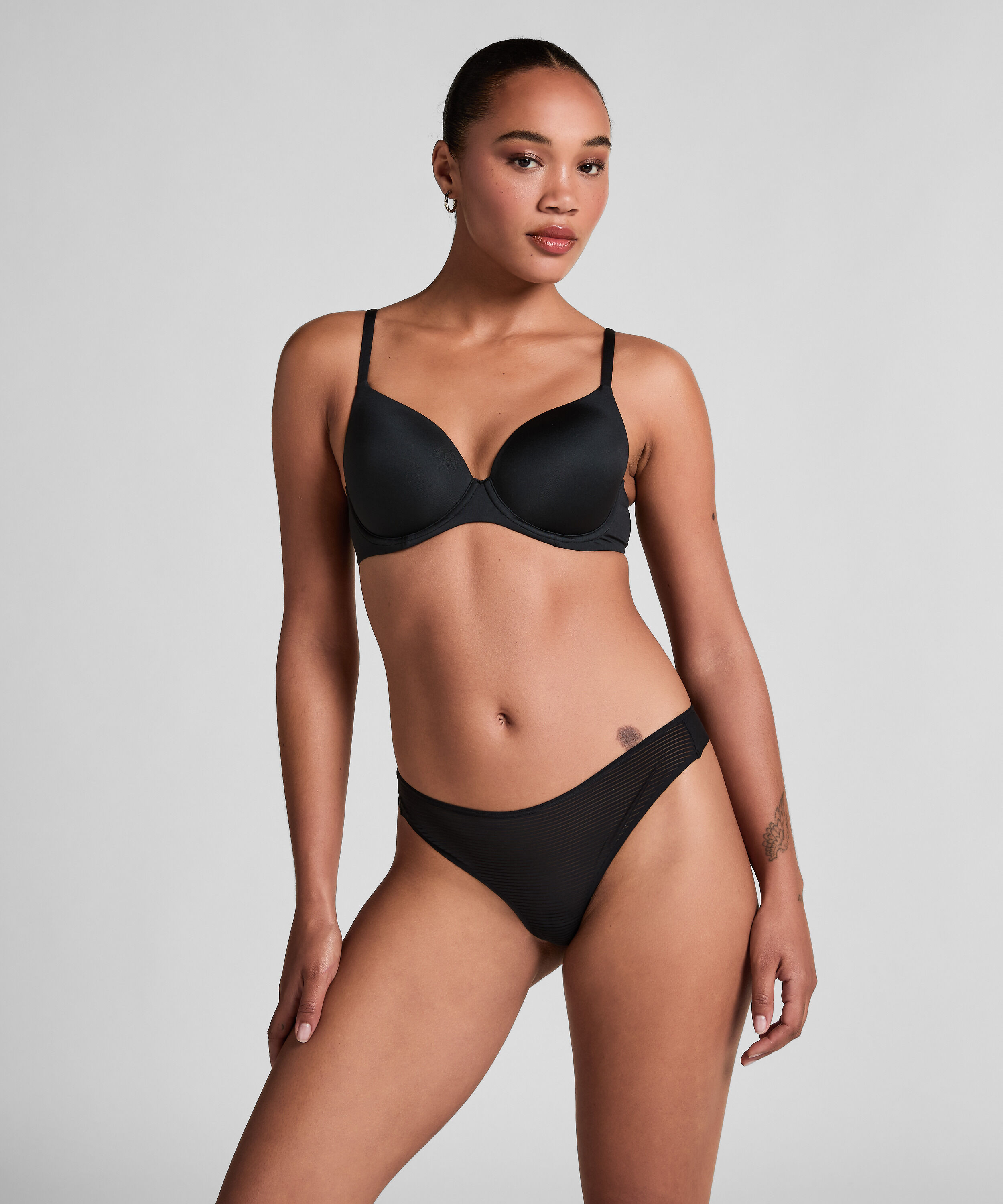 Invisible string Stripe mesh, Noir Invisible string Stripe mesh, Noir