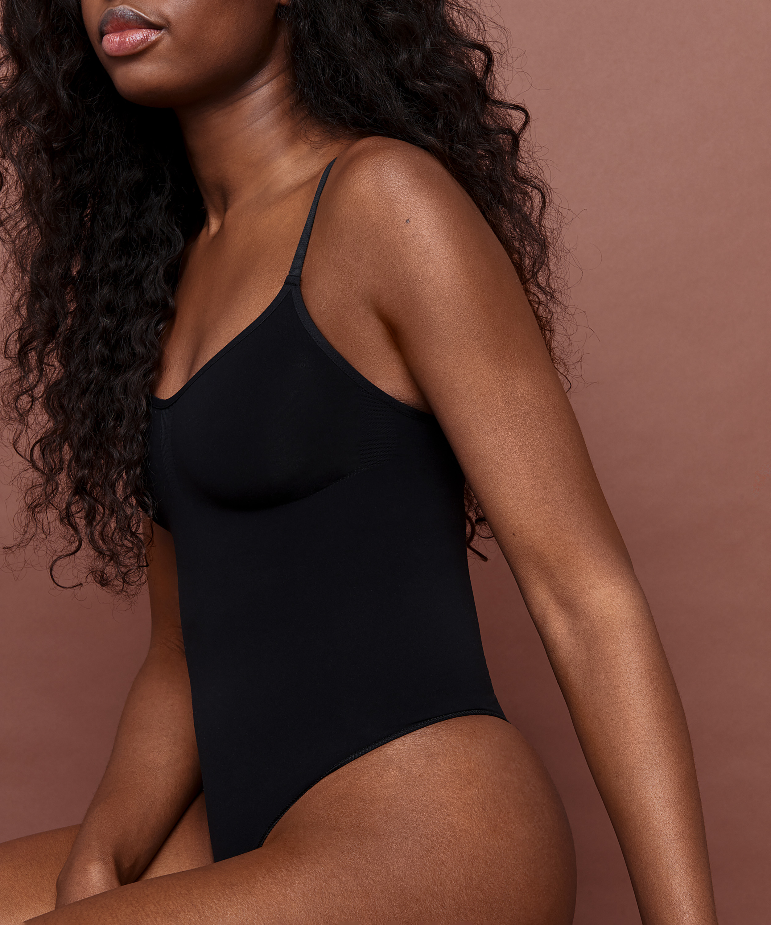 Body à jambe haute sans couture mise en forme, Noir, main