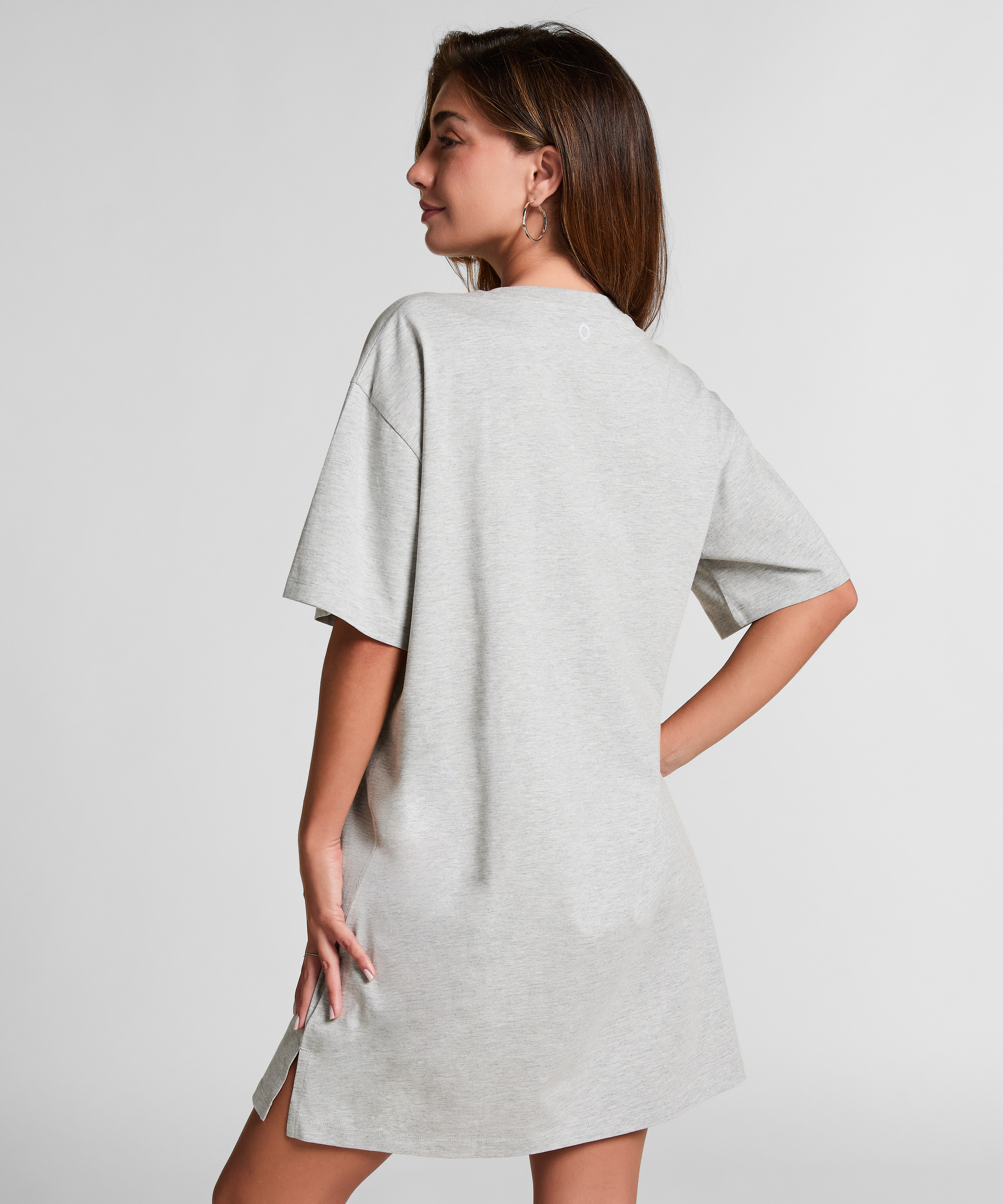 Chemise de nuit, Gris, main